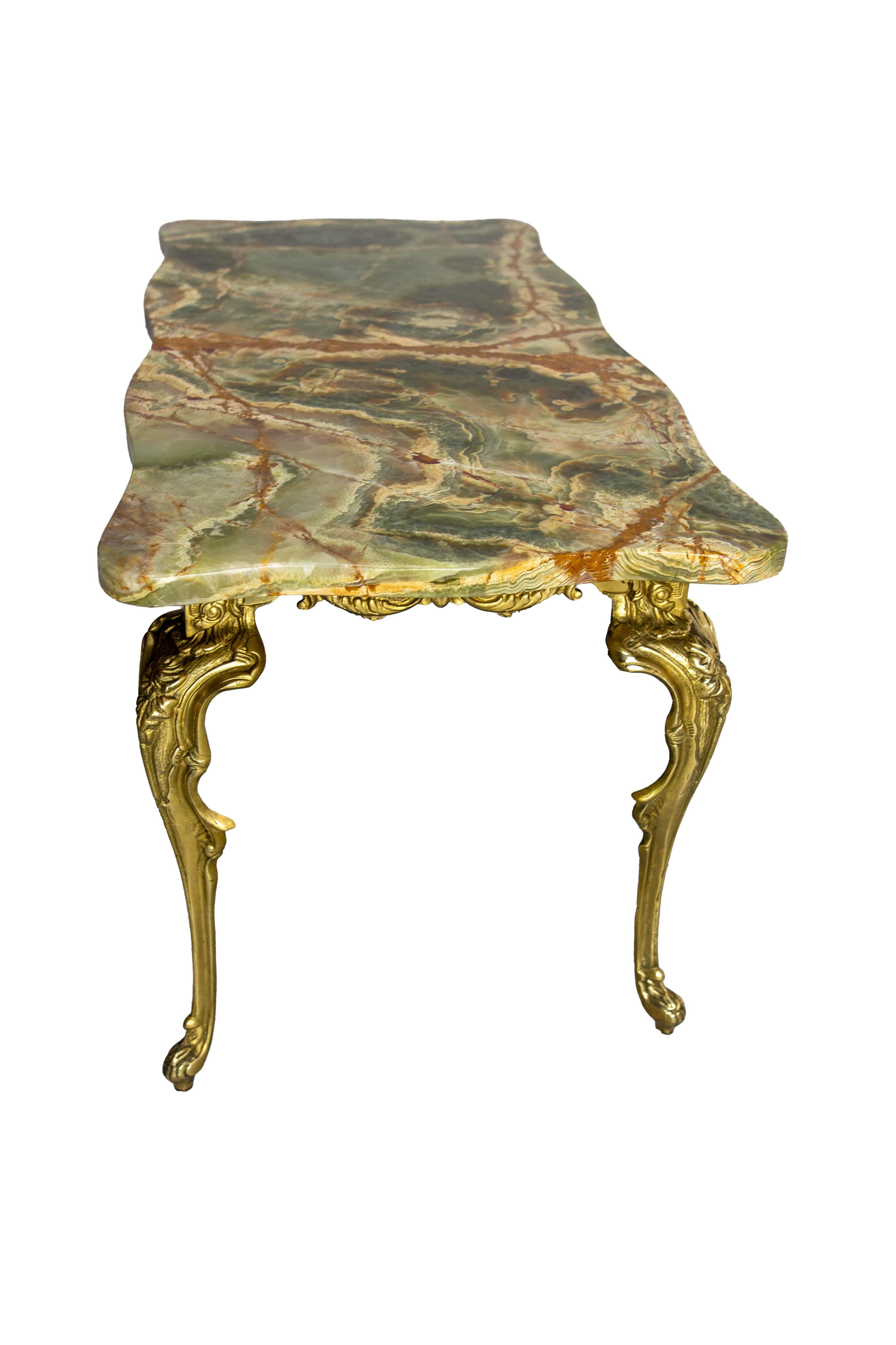 Table basse en laiton et marbre de style Louis XV, circa 1960 Bon état - En vente à Labrit, Landes