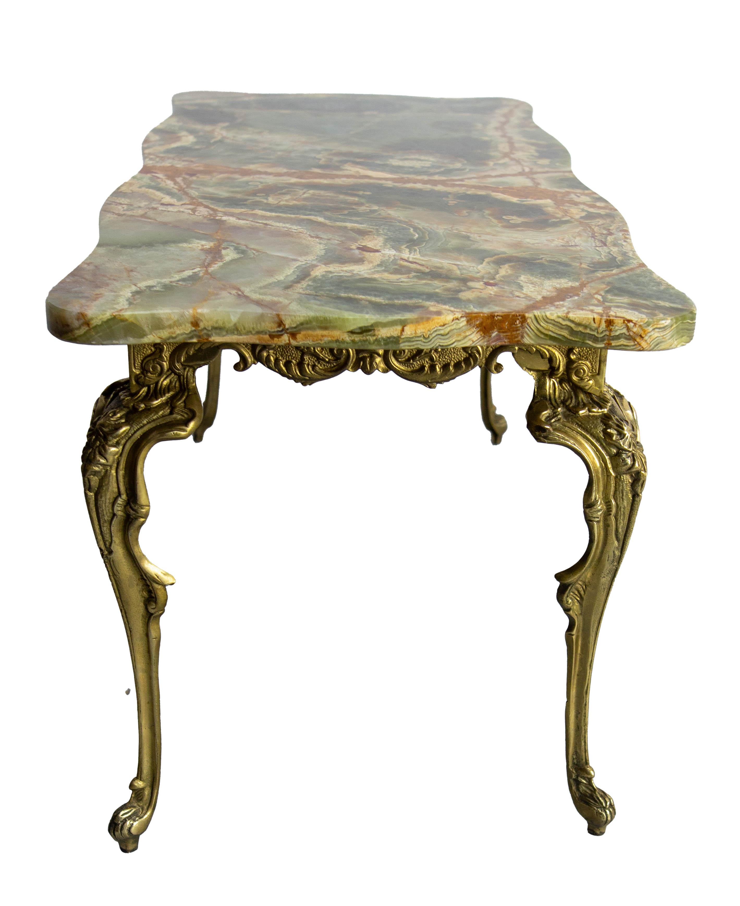 20ième siècle Table basse en laiton et marbre de style Louis XV, circa 1960 en vente