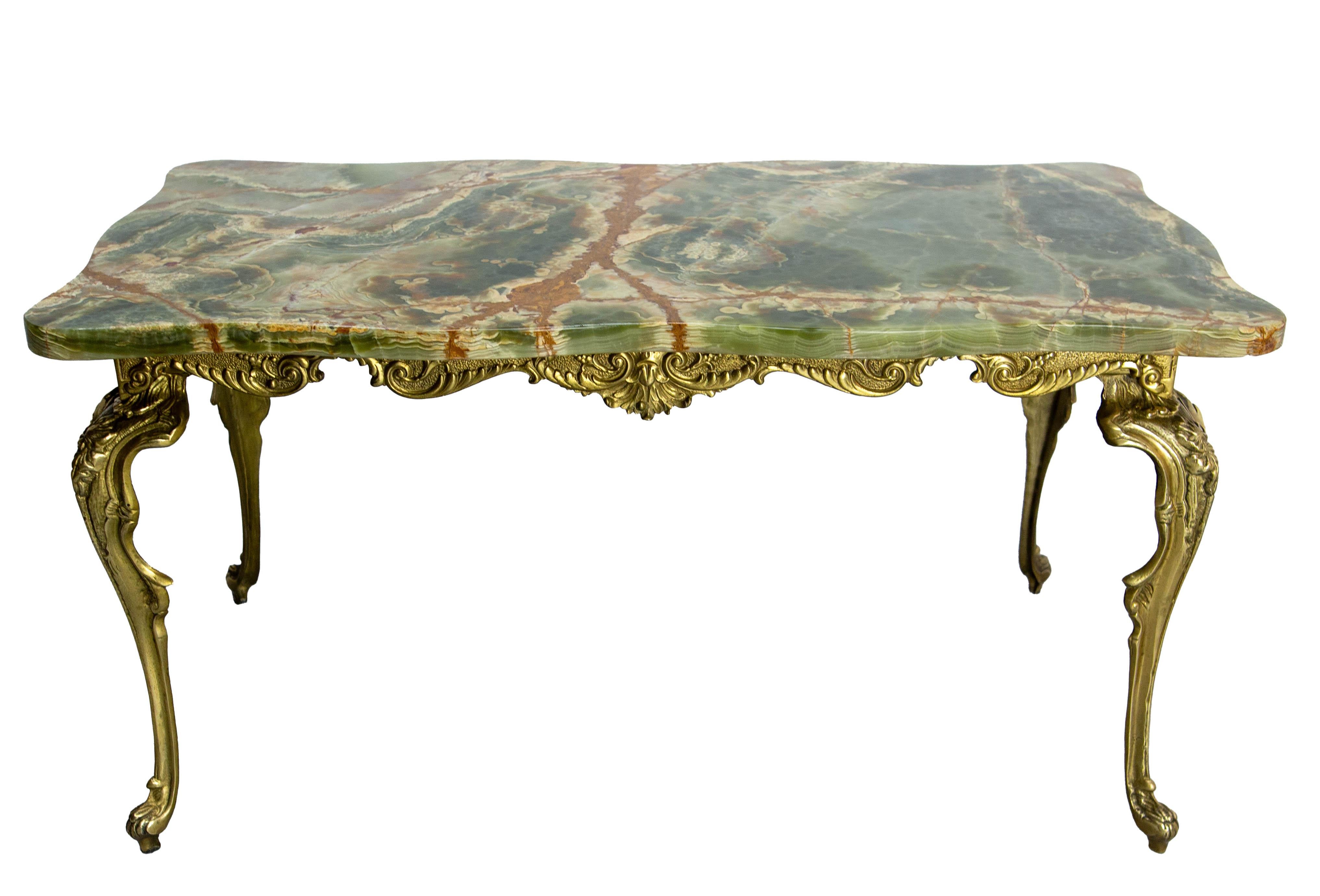 Marbre Table basse en laiton et marbre de style Louis XV, circa 1960 en vente