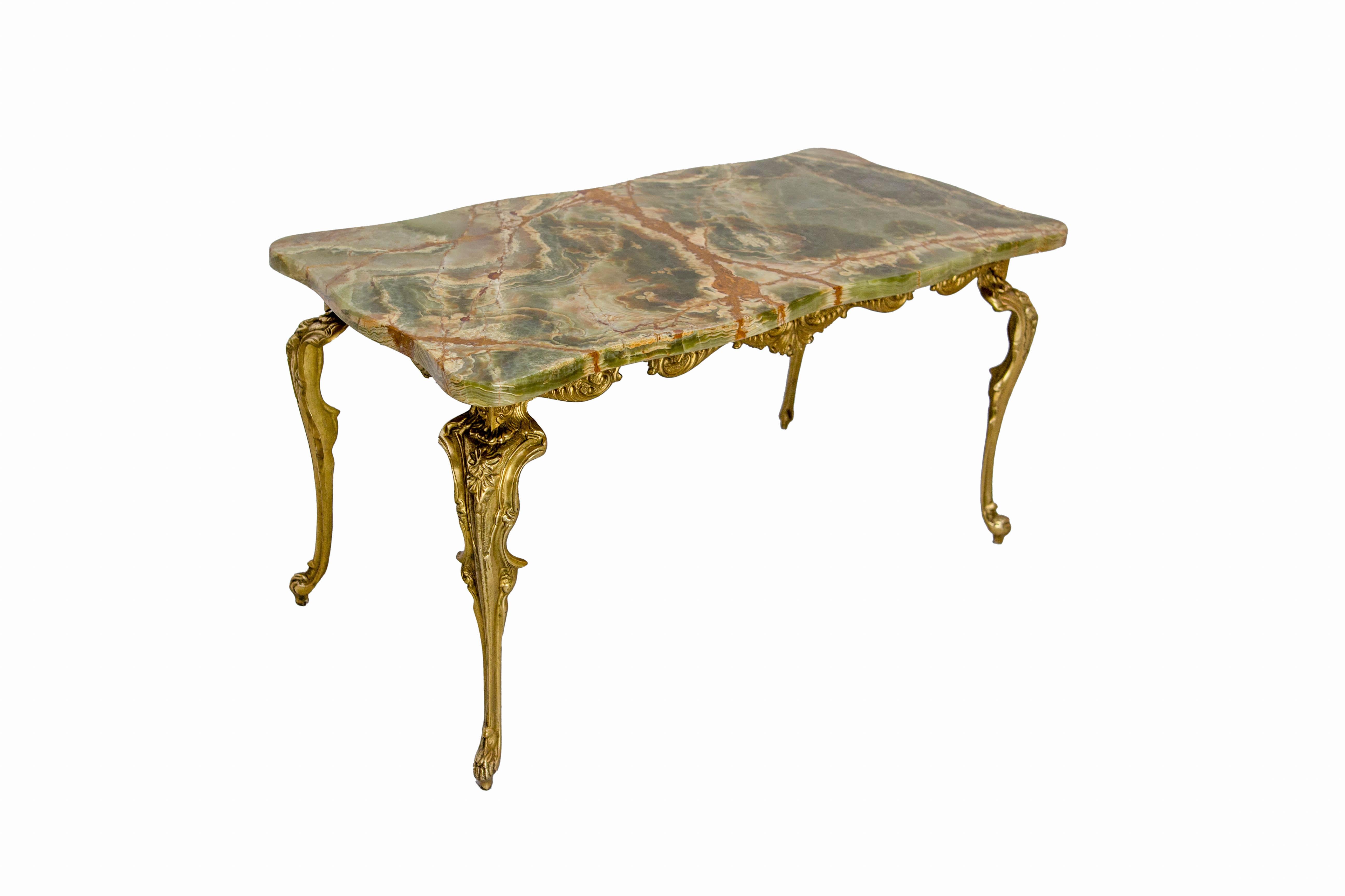 Table basse en laiton et marbre de style Louis XV, circa 1960 en vente 1