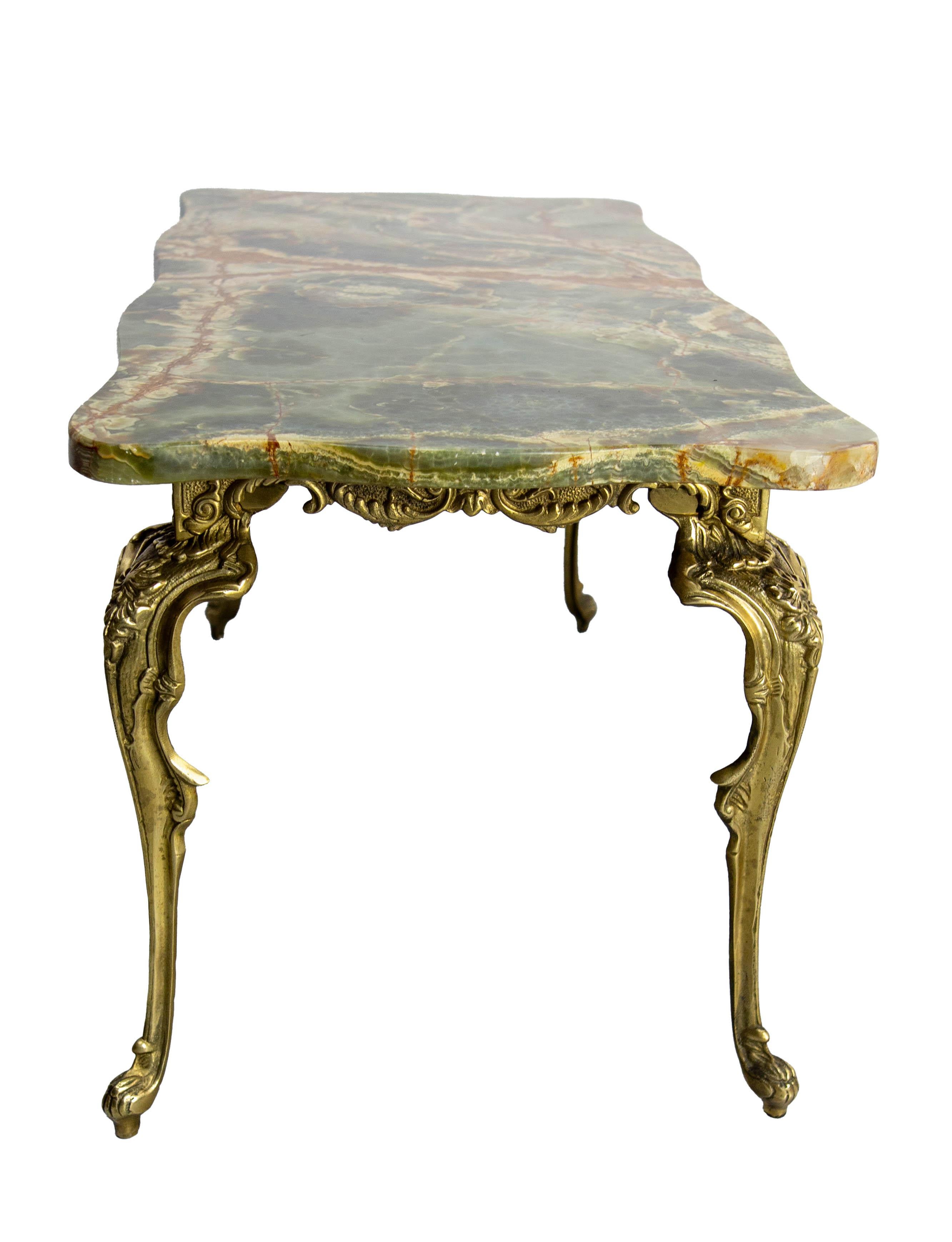 Table basse en laiton et marbre de style Louis XV, circa 1960 en vente 2
