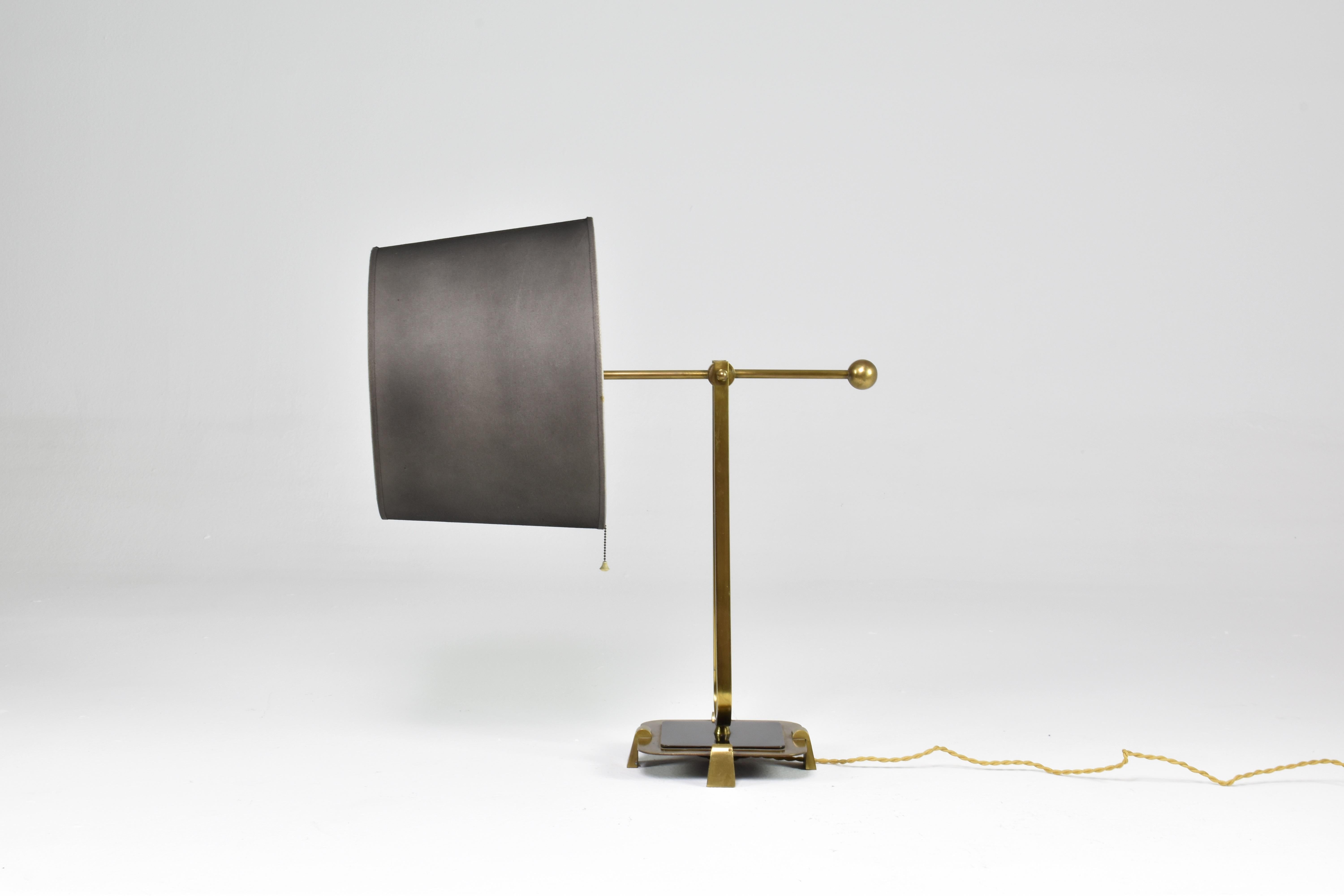 Français Lampe de table française en laiton et métal, années 1950 en vente