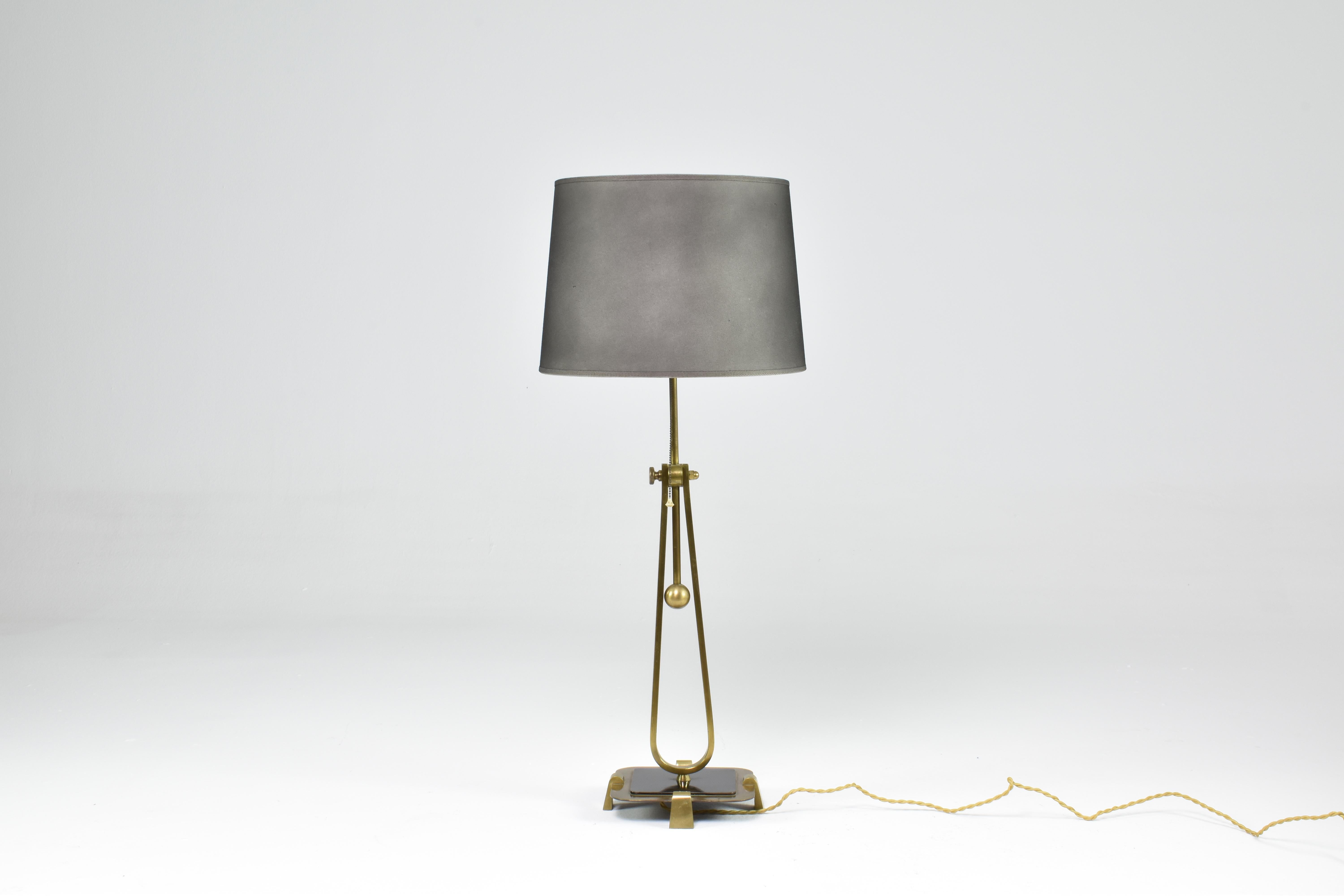 Lampe de table française en laiton et métal, années 1950 Bon état - En vente à Paris, FR