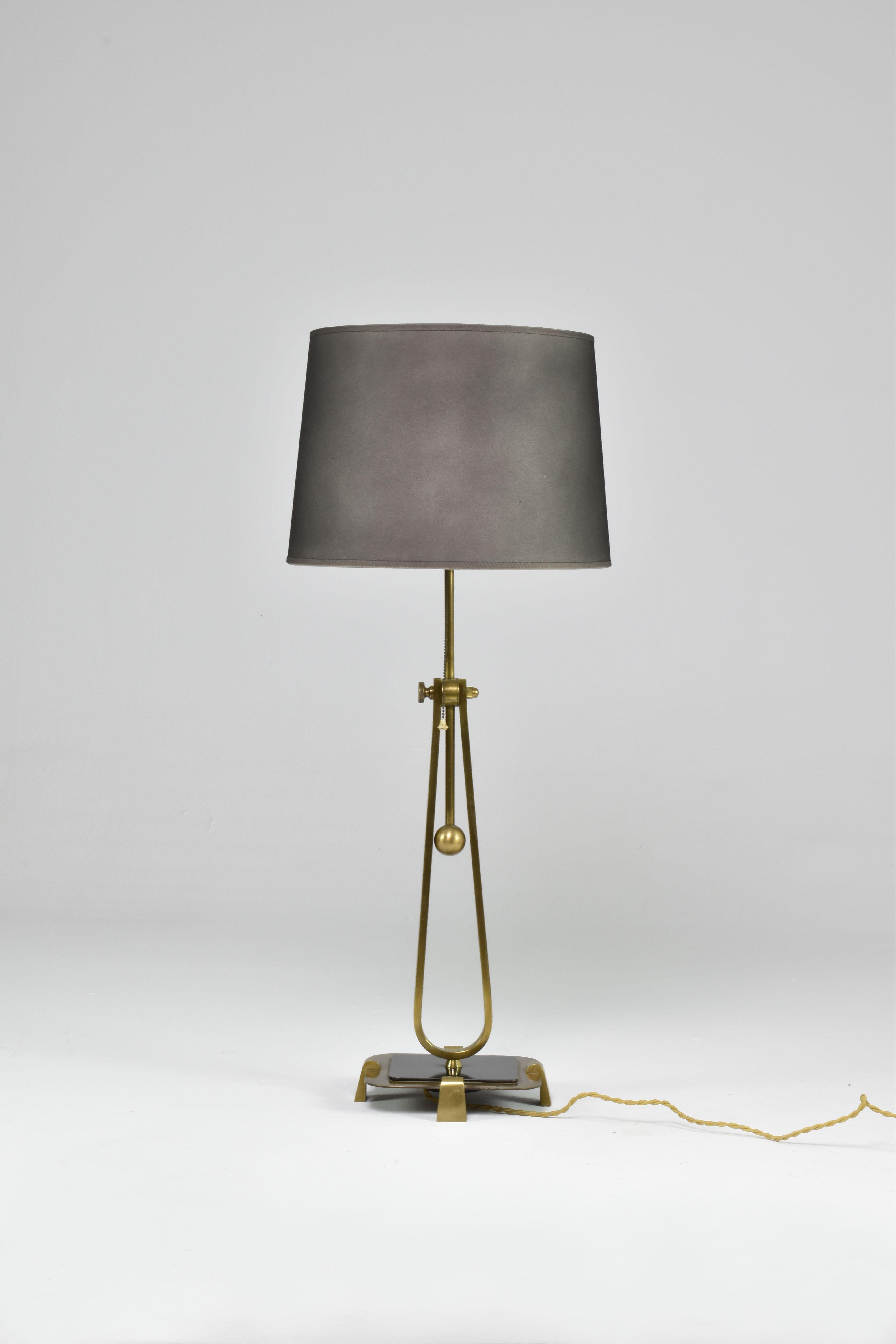 Milieu du XXe siècle Lampe de table française en laiton et métal, années 1950 en vente