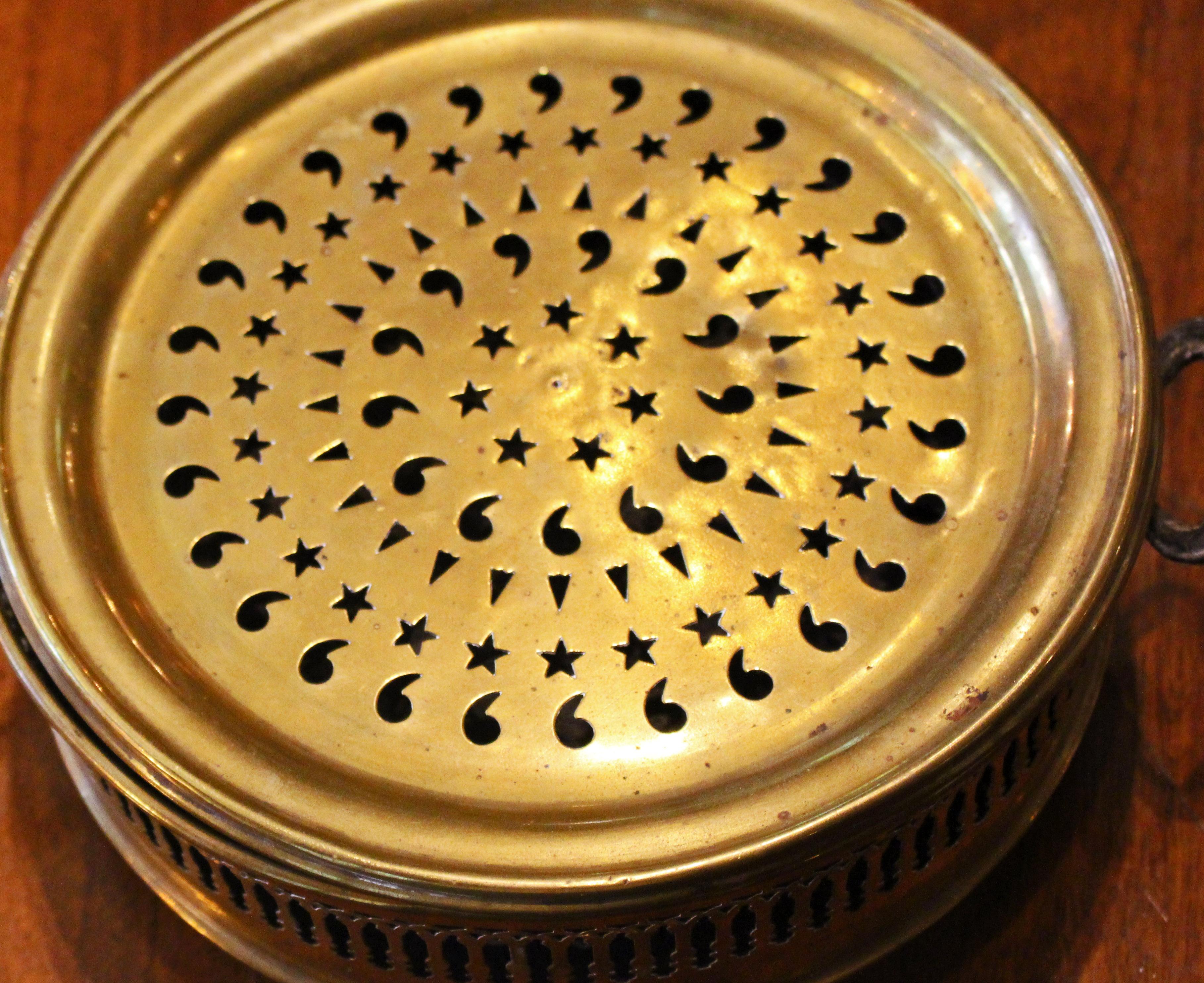 Scaldapiedi in ottone del XIX secolo su gambe in legno, francese. Circolare con lati e coperchio reticolati. Provenienza: Cinnamon Hill Antiques, Nashville, TN.

Whitehall Antiques è un'azienda a conduzione familiare che da oltre 90 anni rappresenta