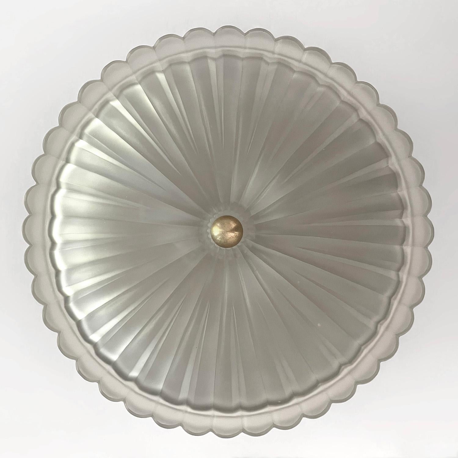 Französische Deckenleuchte aus Messing und Glas 
Frankreich, Mitte des Jahrhunderts
Der Schirm aus mattiertem Pressglas hat eine wunderbare Silhouette und einen schönen gewellten Rand 
Ausgeschnittene Details aus Messing umgeben den Umfang des