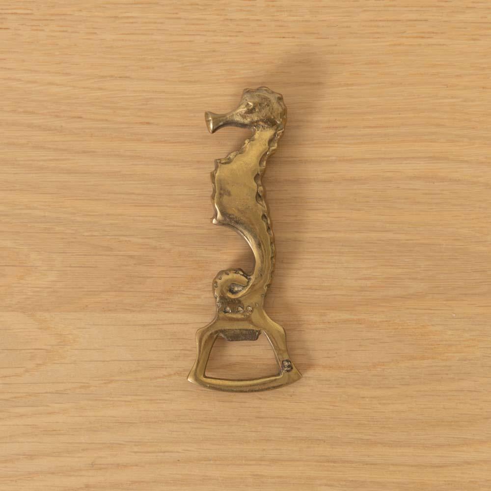 Einzigartiger Seepferdchen-Flaschenöffner aus massivem Messing aus Frankreich, 1950er Jahre. Schönes geätztes Messing mit komplizierten Details und geschwungenem Griff. Schwer und solide. Perfektes Geschenk. 