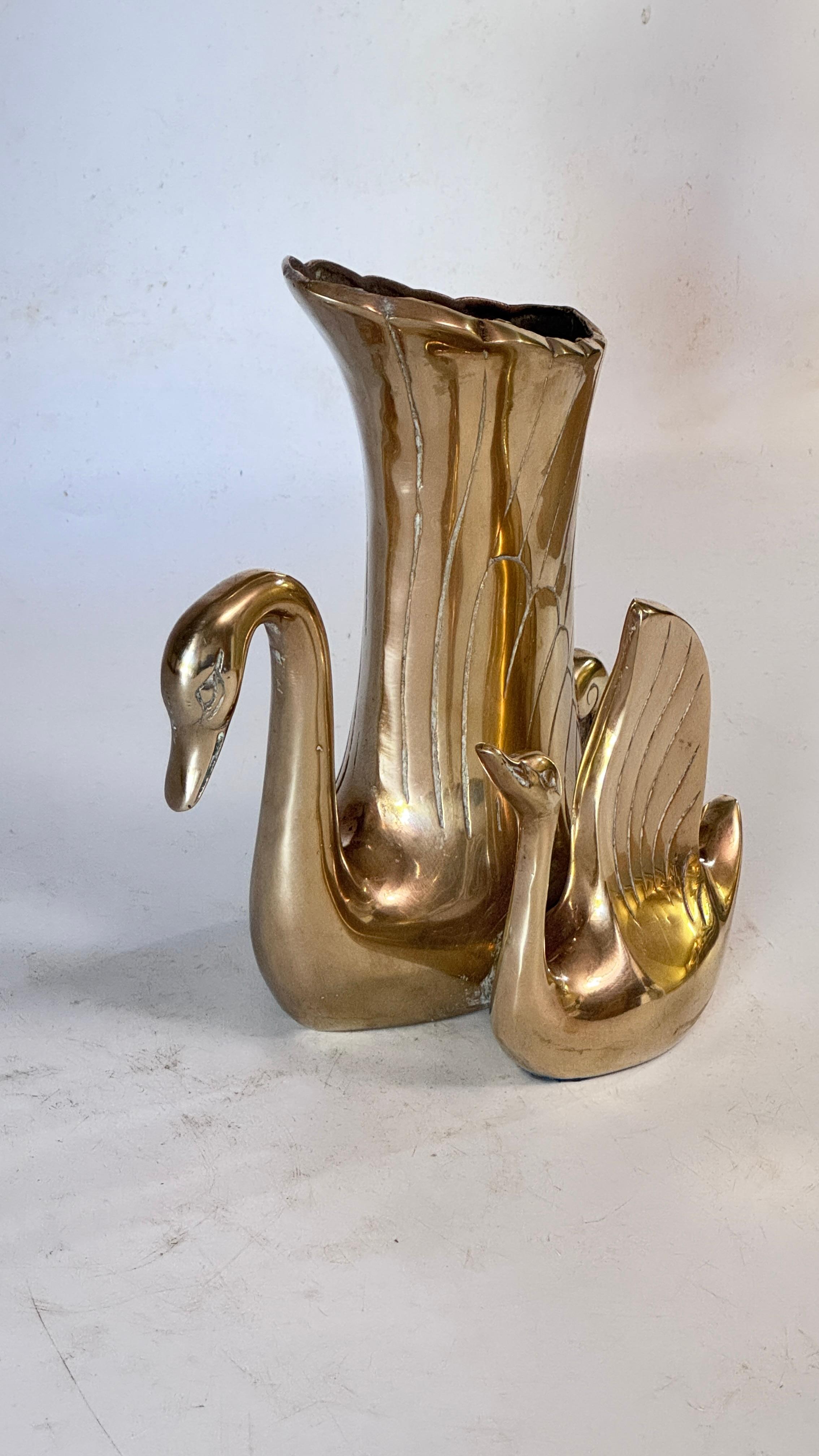 French Brass Swan Sculpture Vase – Dual Swans Design – 1970s In Good Condition For Sale In Auribeau sur Siagne, FR
