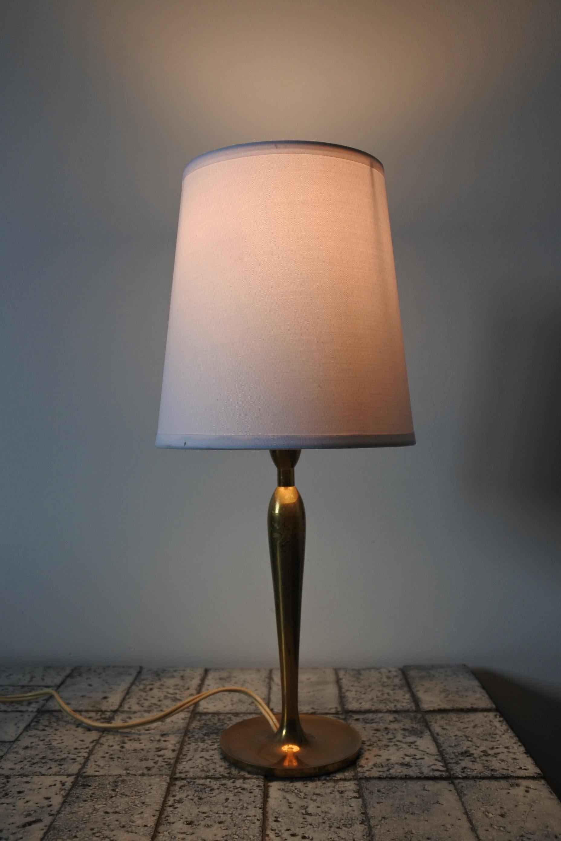 Table lamp in solid brass.
Made in France in the 1950s.

Full original condition with original electrical cables, switch and plug.

Original electrical system. To be safe, the lamp should be checked locally by a specialist to fully comply with local