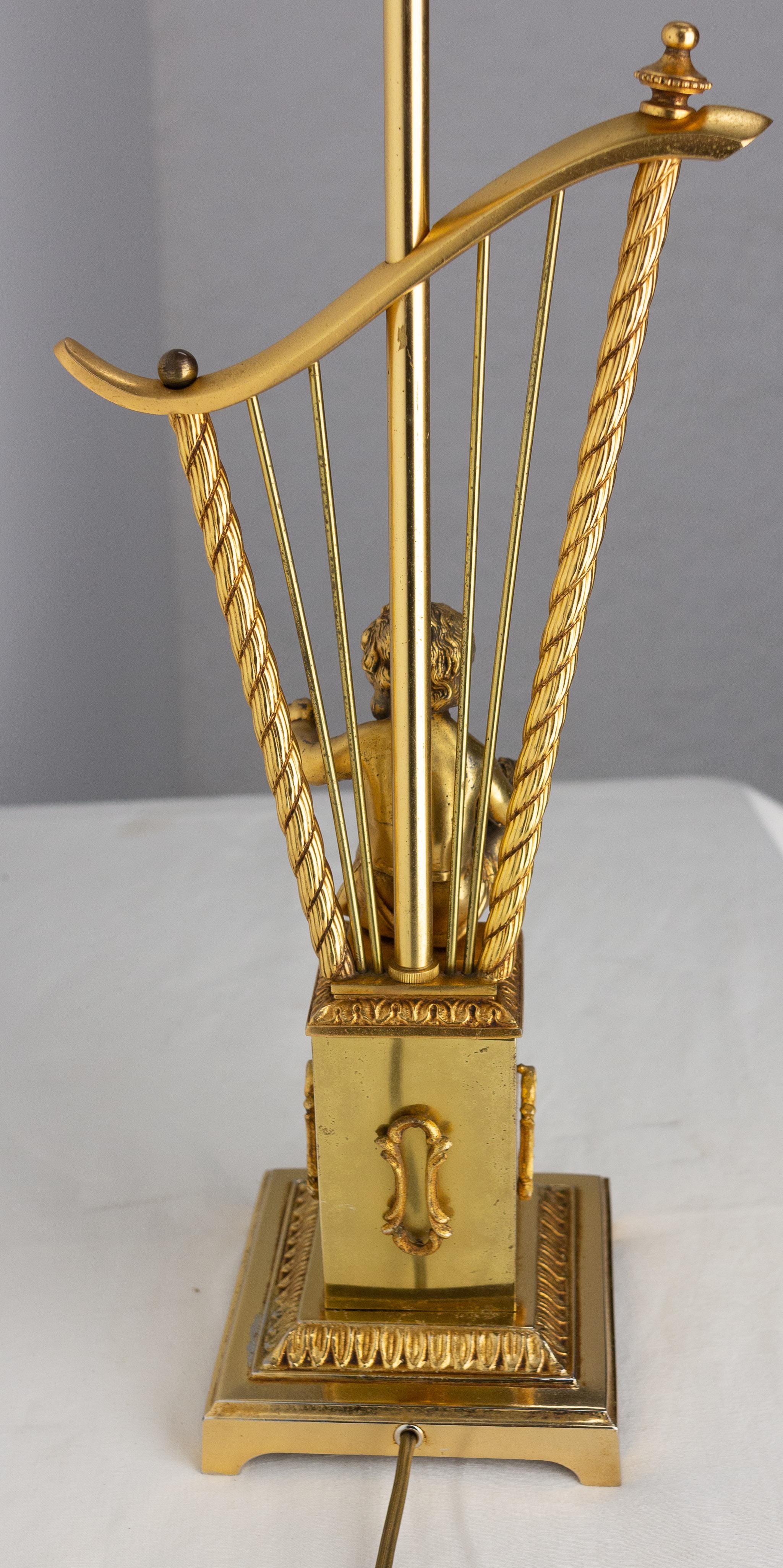 French Brass Table Lamp with Putti Reading in front of a Harp, Mid-Century For Sale 5