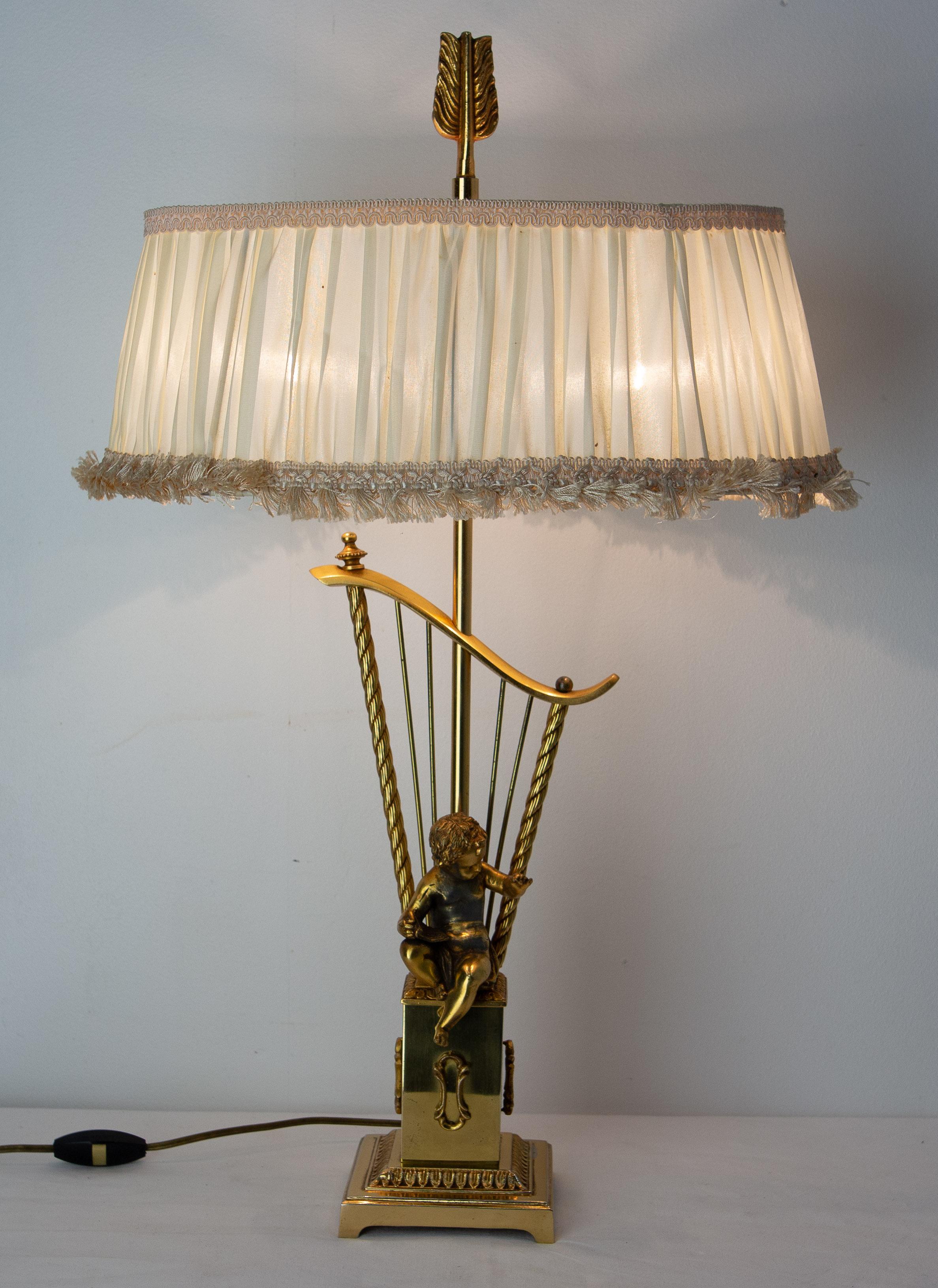 Mid-Century Modern French Brass Table Lamp with Putti Reading in front of a Harp, Mid-Century For Sale