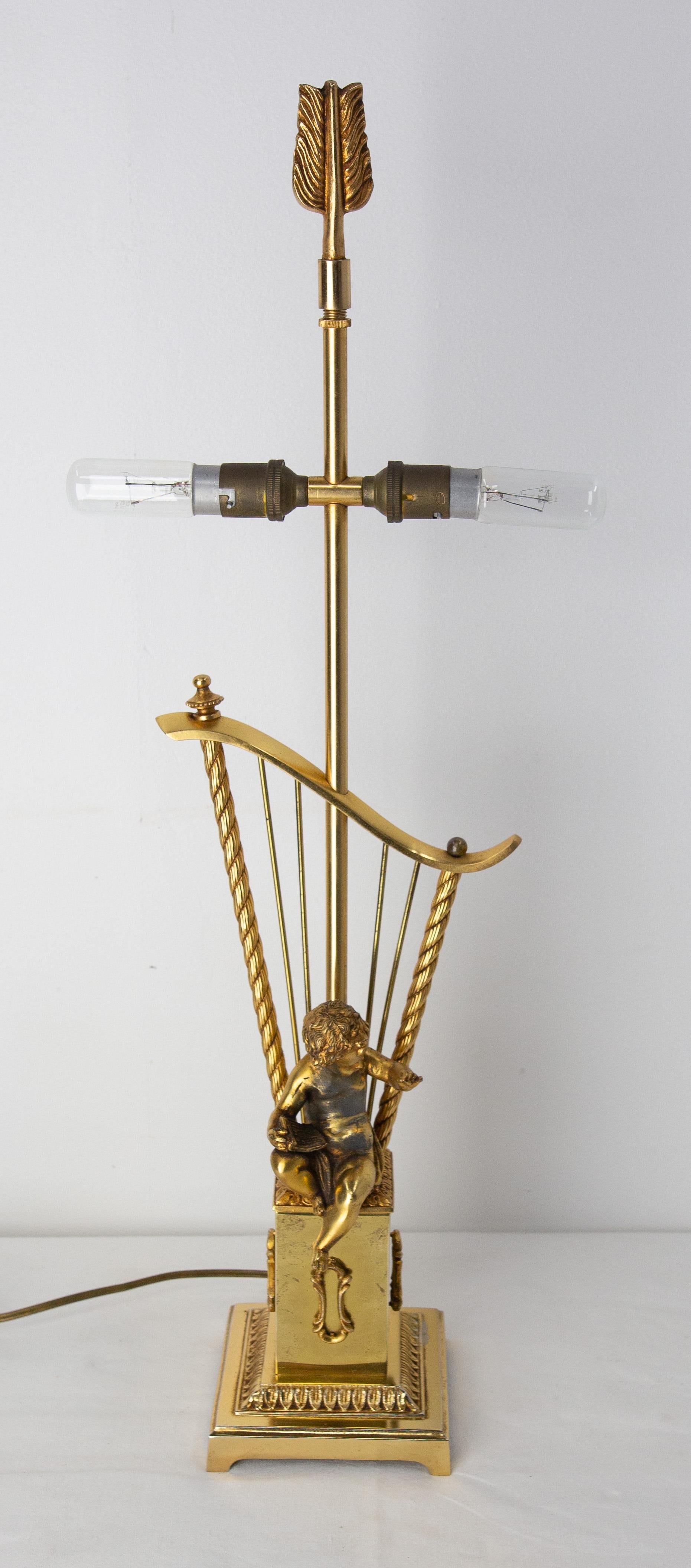 French Brass Table Lamp with Putti Reading in front of a Harp, Mid-Century In Good Condition For Sale In Labrit, Landes