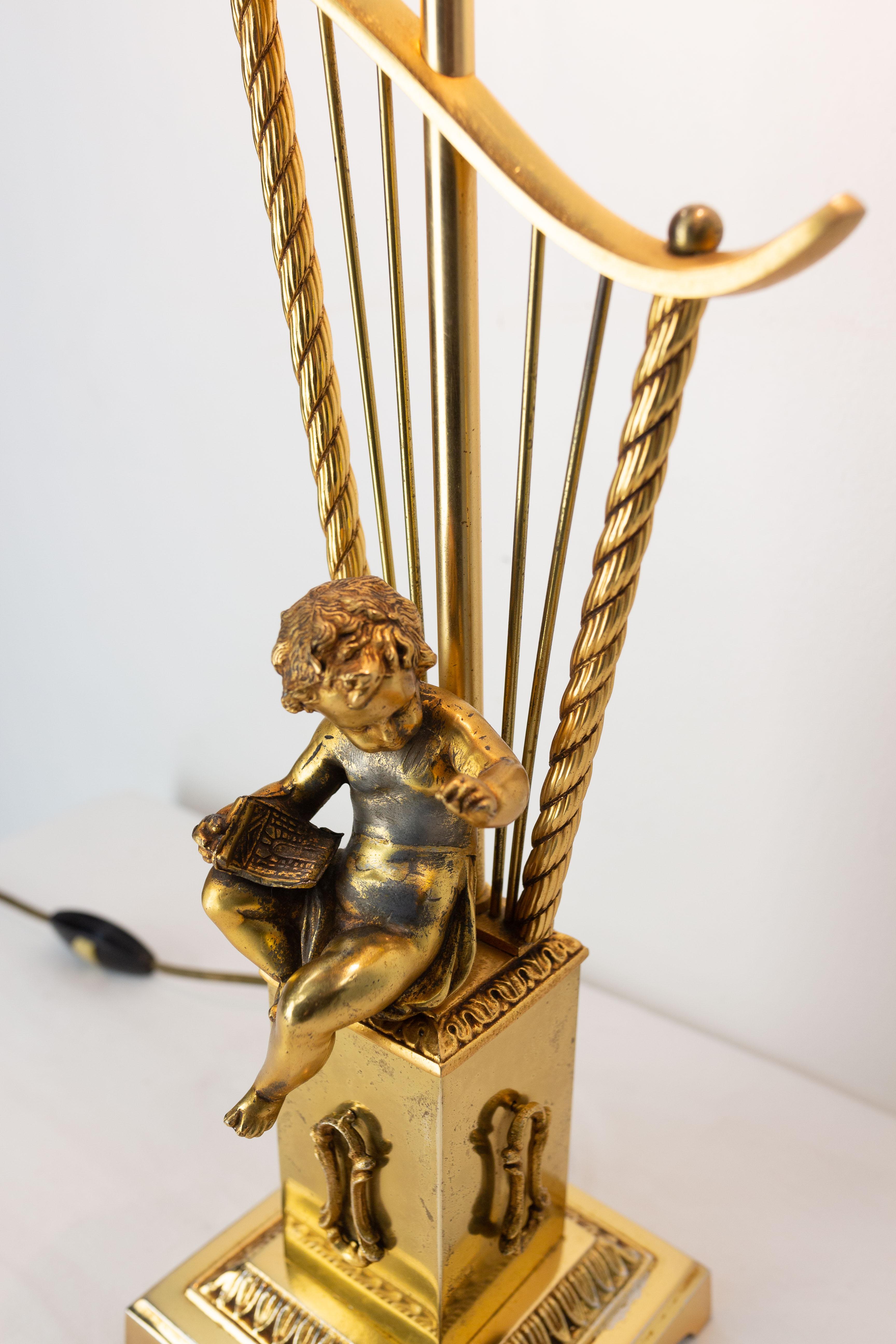 Mid-20th Century French Brass Table Lamp with Putti Reading in front of a Harp, Mid-Century For Sale