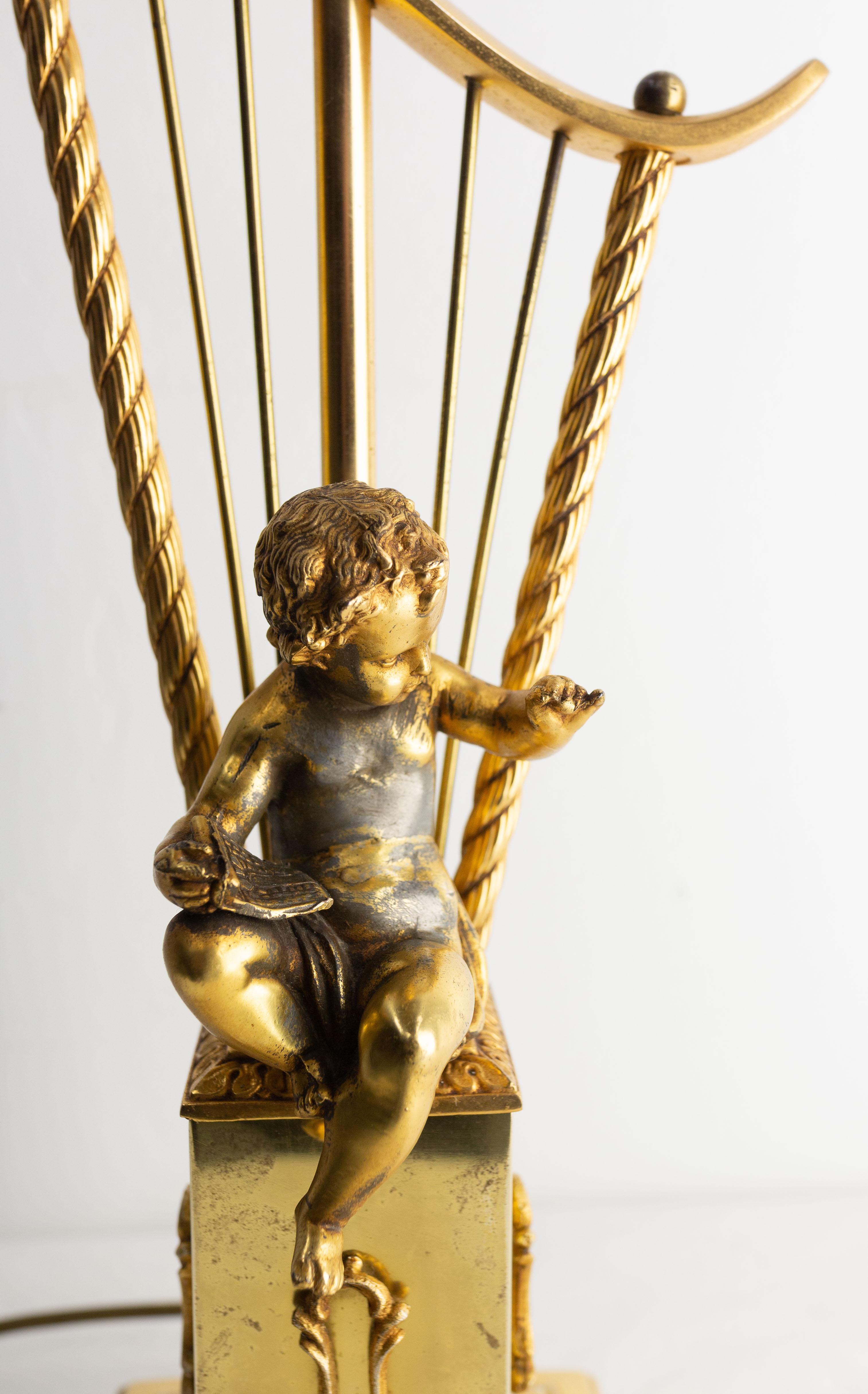 French Brass Table Lamp with Putti Reading in front of a Harp, Mid-Century For Sale 1
