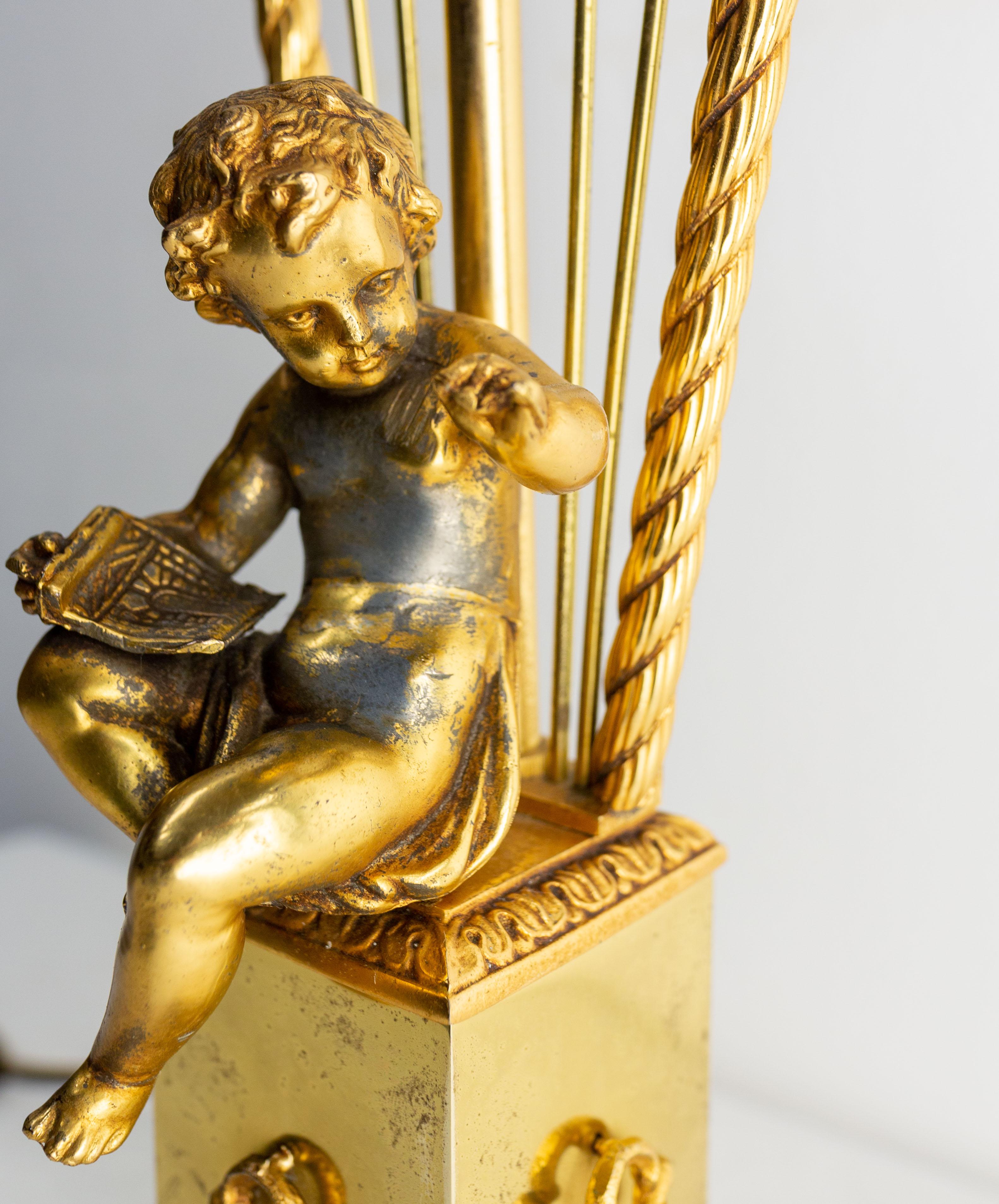 French Brass Table Lamp with Putti Reading in front of a Harp, Mid-Century For Sale 2