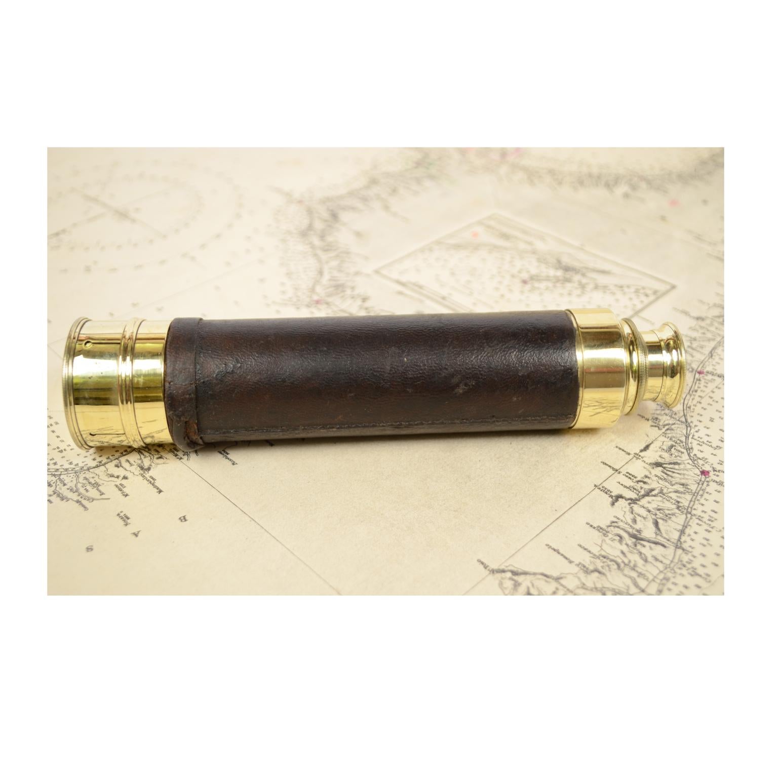 French telescope of the second half of the 19th century, made of brass with leather-covered handle, three extensions focus. Maximum length 58.5 cm, minimum 20 cm, focal diameter 4 cm. Complete with cap. Very good working condition, complete with