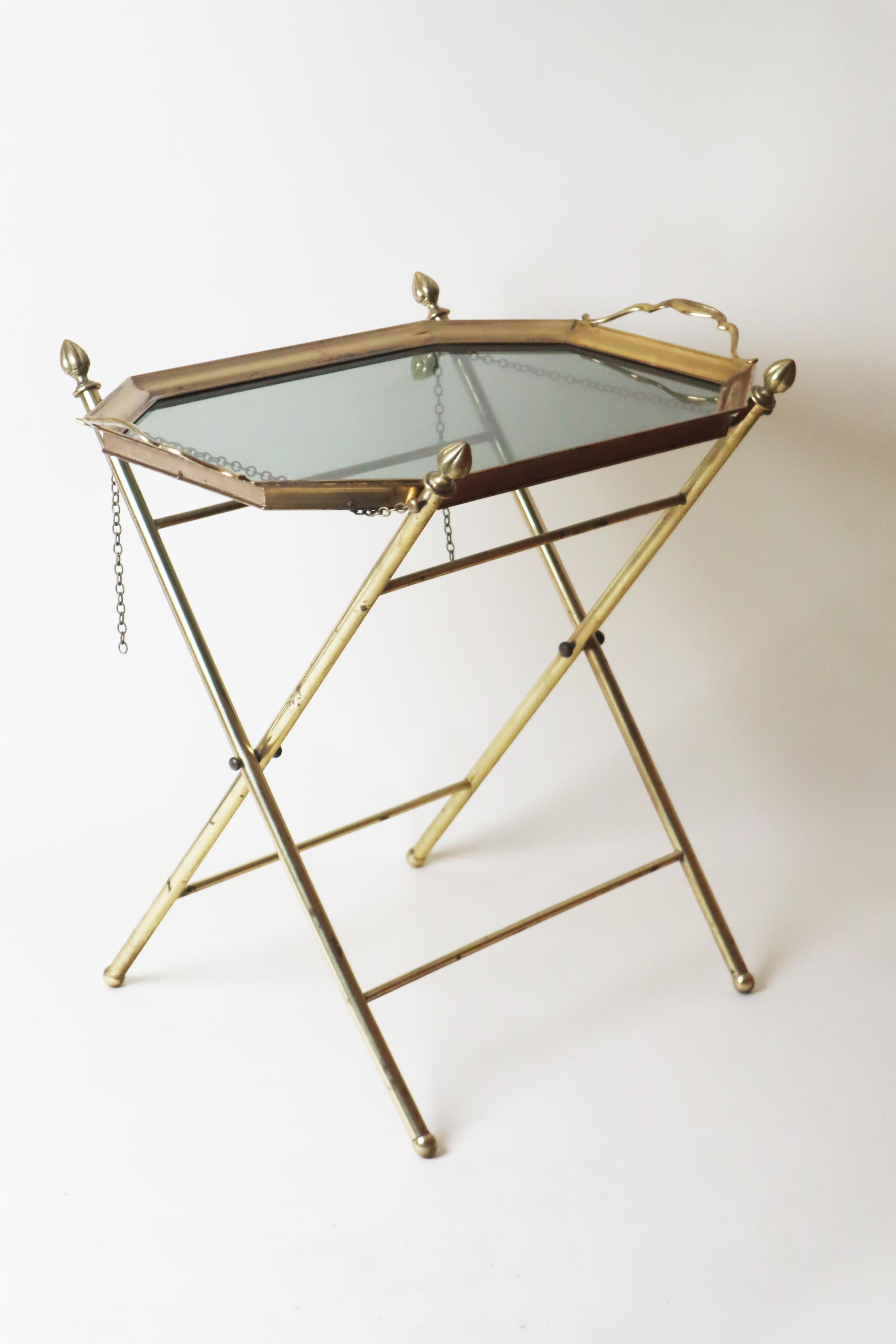Dieser hochwertige Klapptisch ist aus Messing und schönem Rauchglas gefertigt. Dieser schöne Tisch ist elegant und luxuriös und lässt sich bei Bedarf auch zusammenklappen. Das Tablett ist aus Messing gefertigt und mit einer schönen Rauchglasplatte