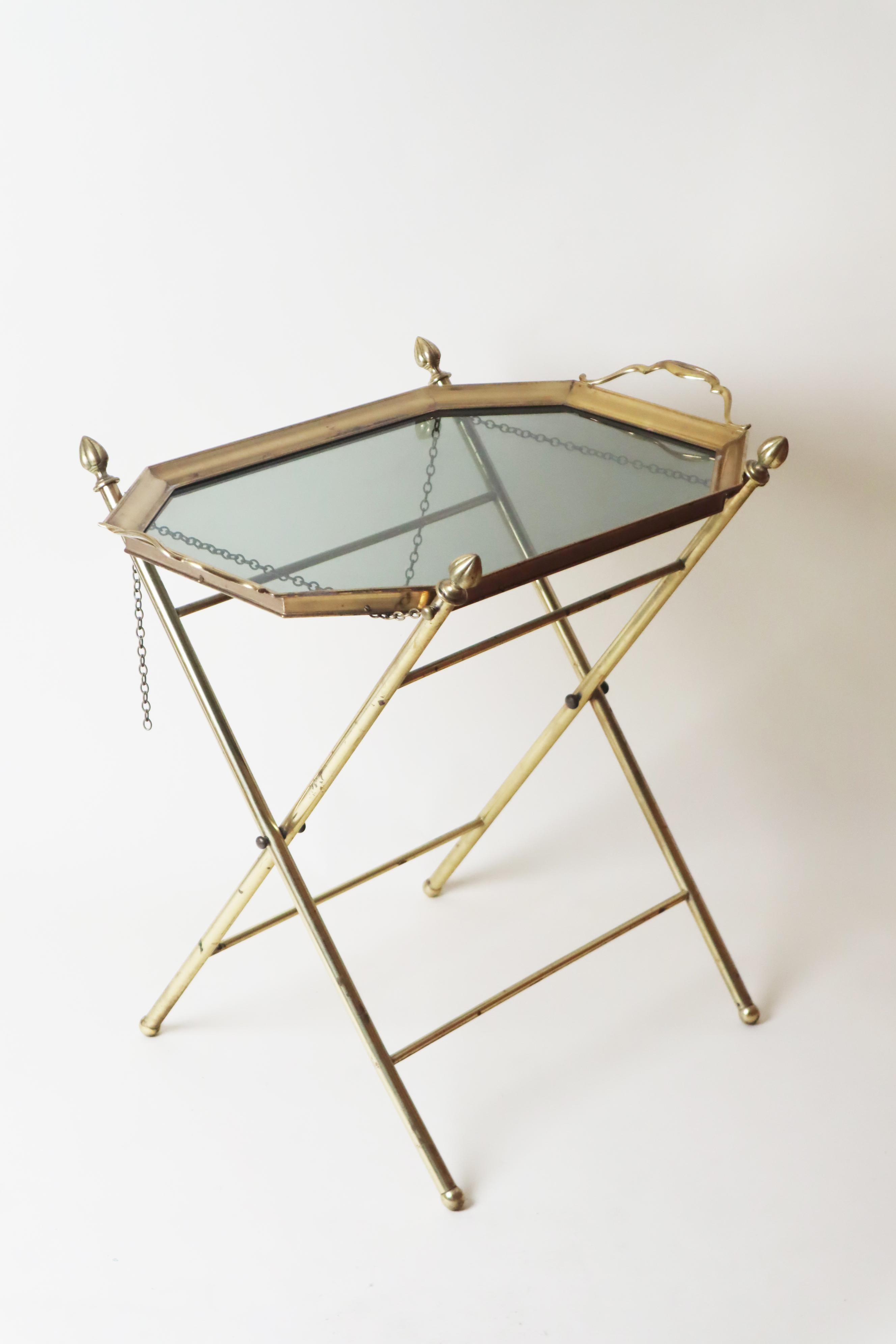 Französischer Messing-Tabletttisch im Hollywood-Regency-Stil (Hollywood Regency) im Angebot