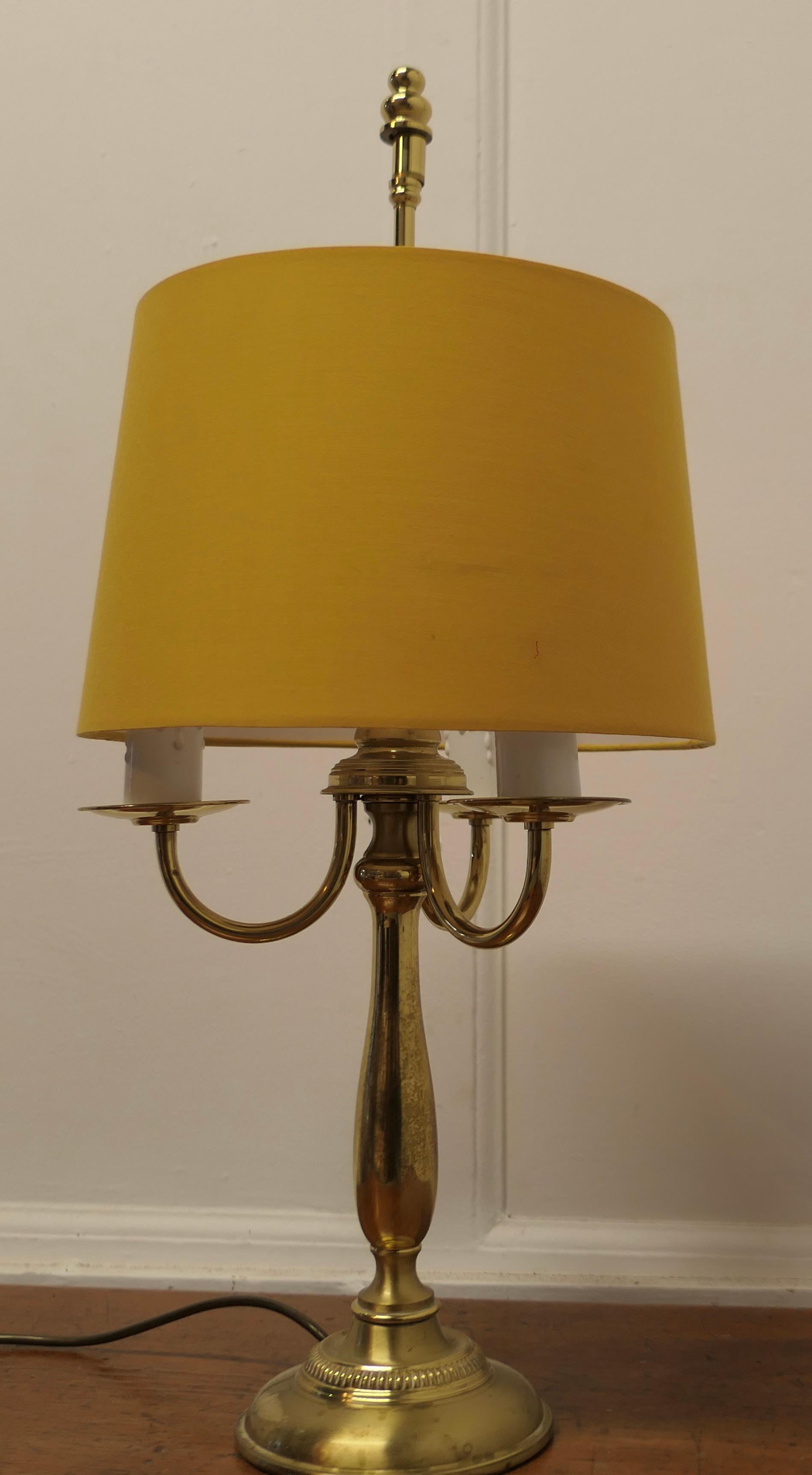 Lampe de bureau triple en laiton français  Une belle pièce, une triple lampe d'applique en laiton cette i en vente 2