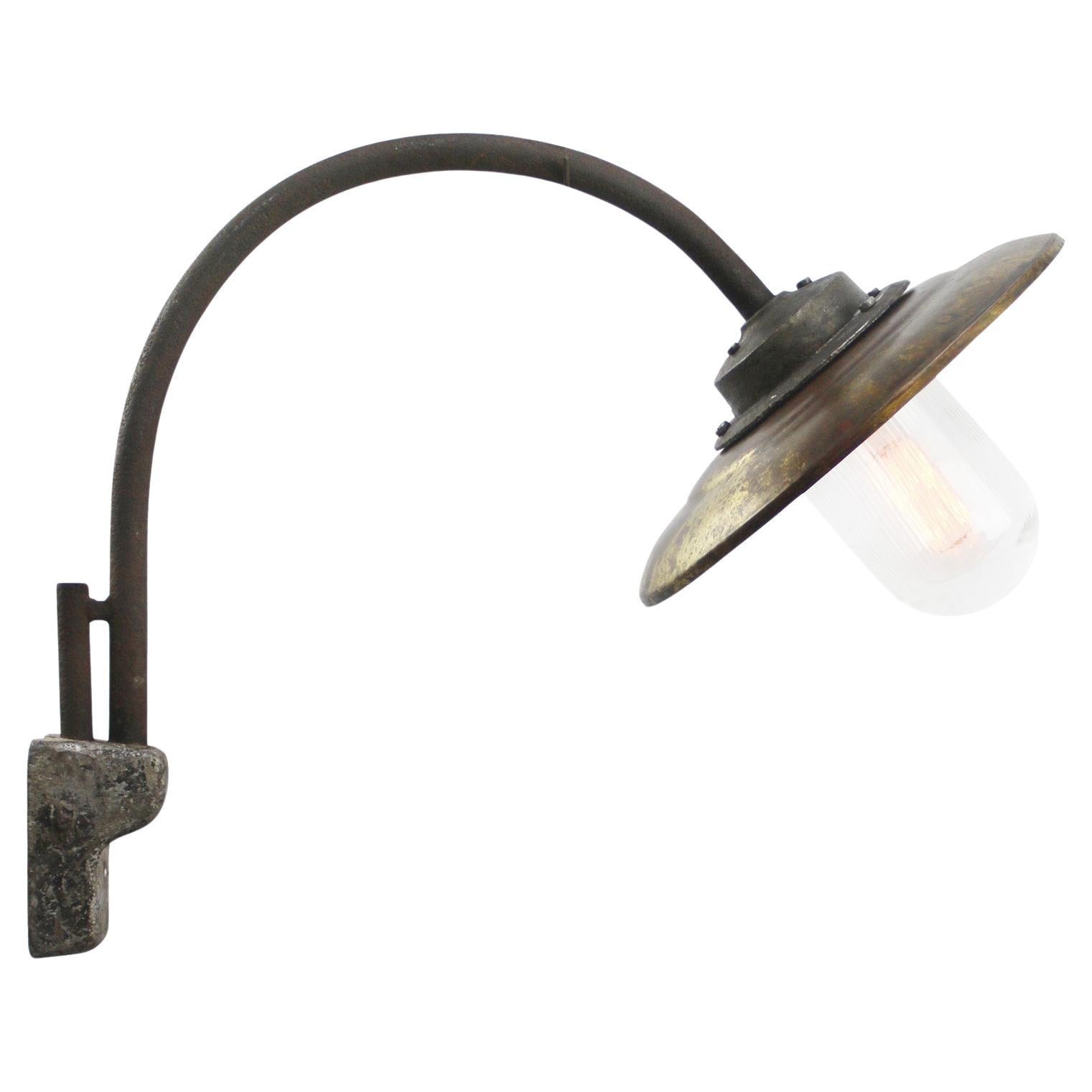 Französische Vintage-Wandleuchte aus industriellem Gusseisen und klarem Glas, Messing, Vintage im Angebot