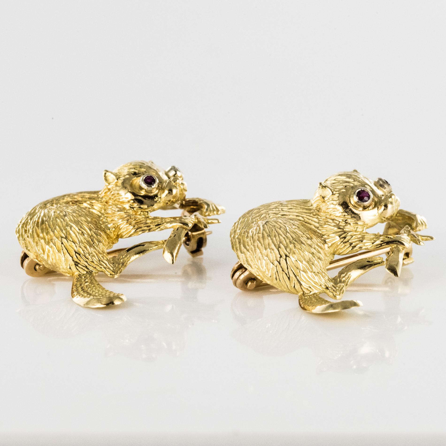 French Braun 1950s Ruby 18 Karat Yellow Gold Beavers Pair of Brooches For Sale 6