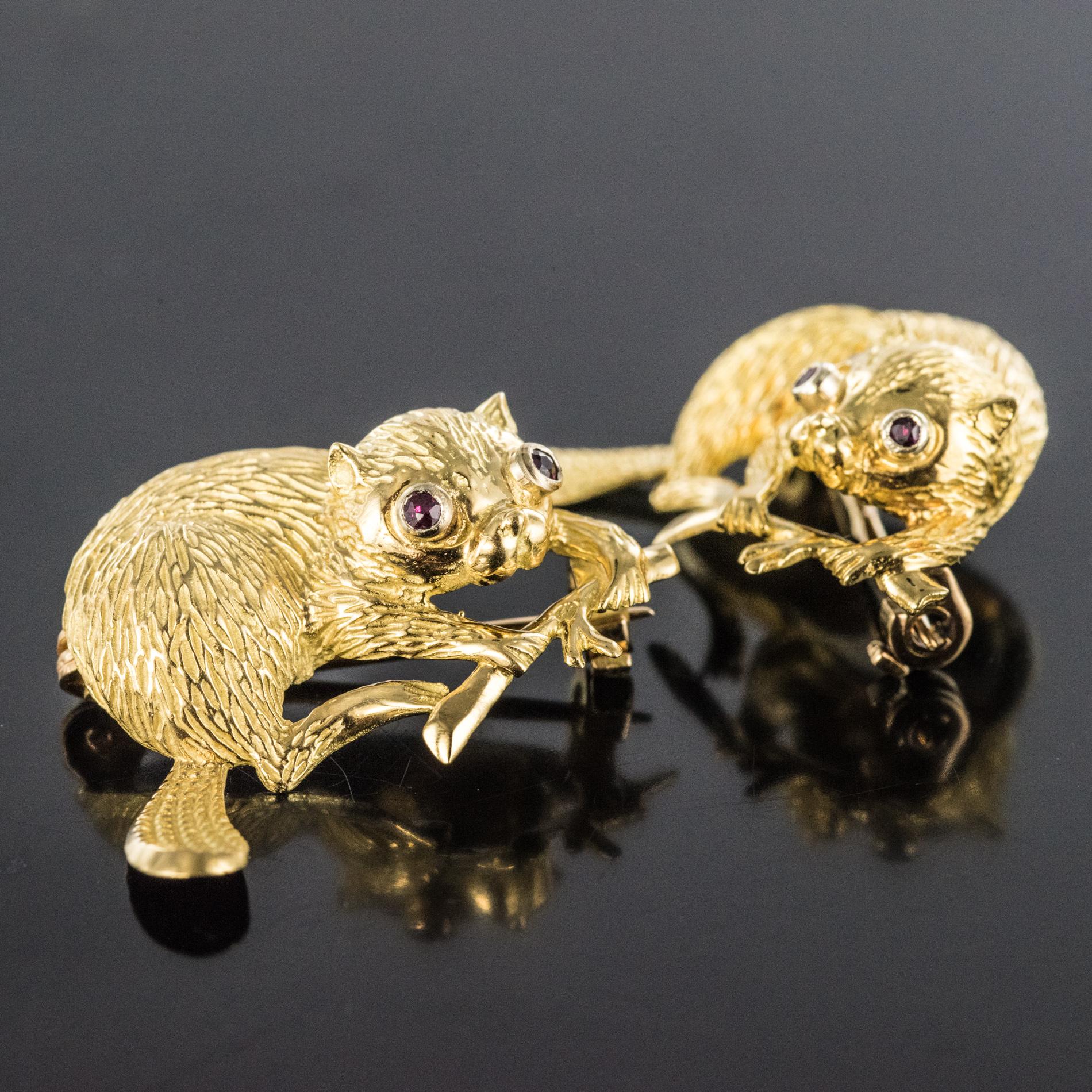 French Braun 1950s Ruby 18 Karat Yellow Gold Beavers Pair of Brooches In Good Condition For Sale In Poitiers, FR