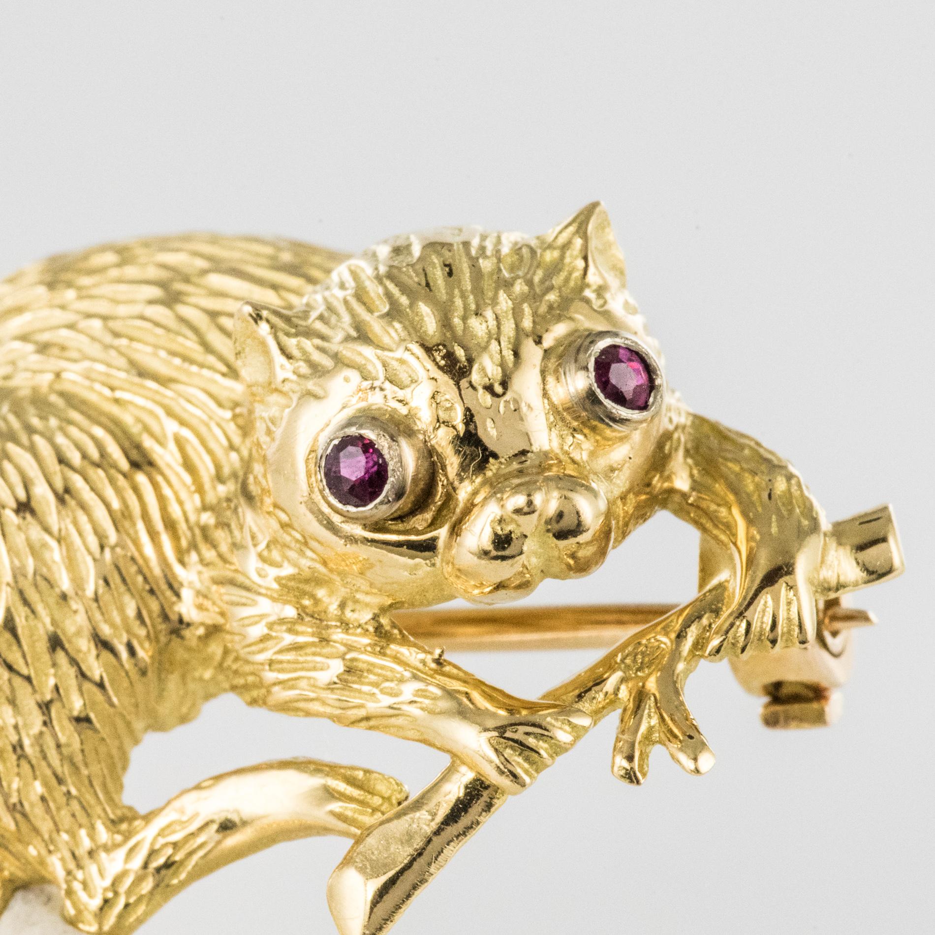 French Braun 1950s Ruby 18 Karat Yellow Gold Beavers Pair of Brooches In Good Condition In Poitiers, FR