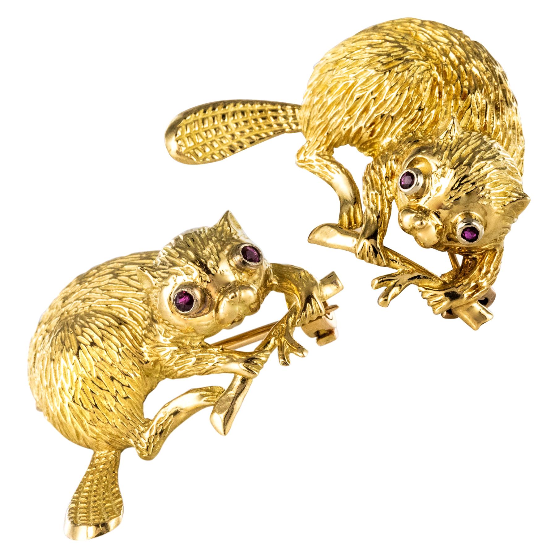 French Braun 1950s Ruby 18 Karat Yellow Gold Beavers Pair of Brooches For Sale