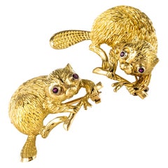 Vintage French Braun 1950s Ruby 18 Karat Yellow Gold Beavers Pair of Brooches