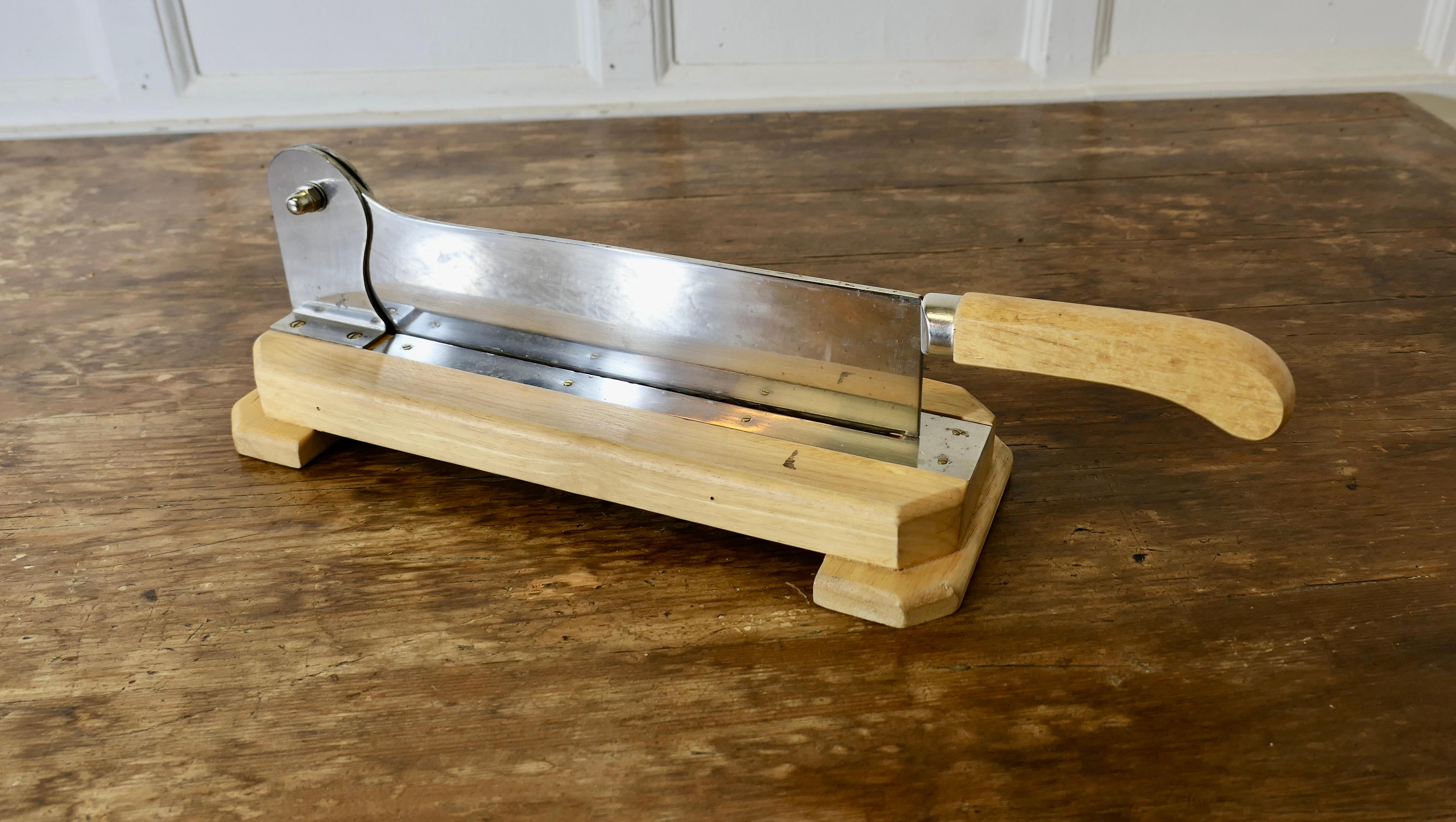 Französischer Brotschneider, Schieber, Guillotine 


Eine französische Brot- und Baguetteschneidemaschine auf einem Holzsockel mit einem schweren, klappbaren Zackenschneider aus Stahl.
Ein großartiges Stück für Restaurant, Bistro oder Bäckerei
Das