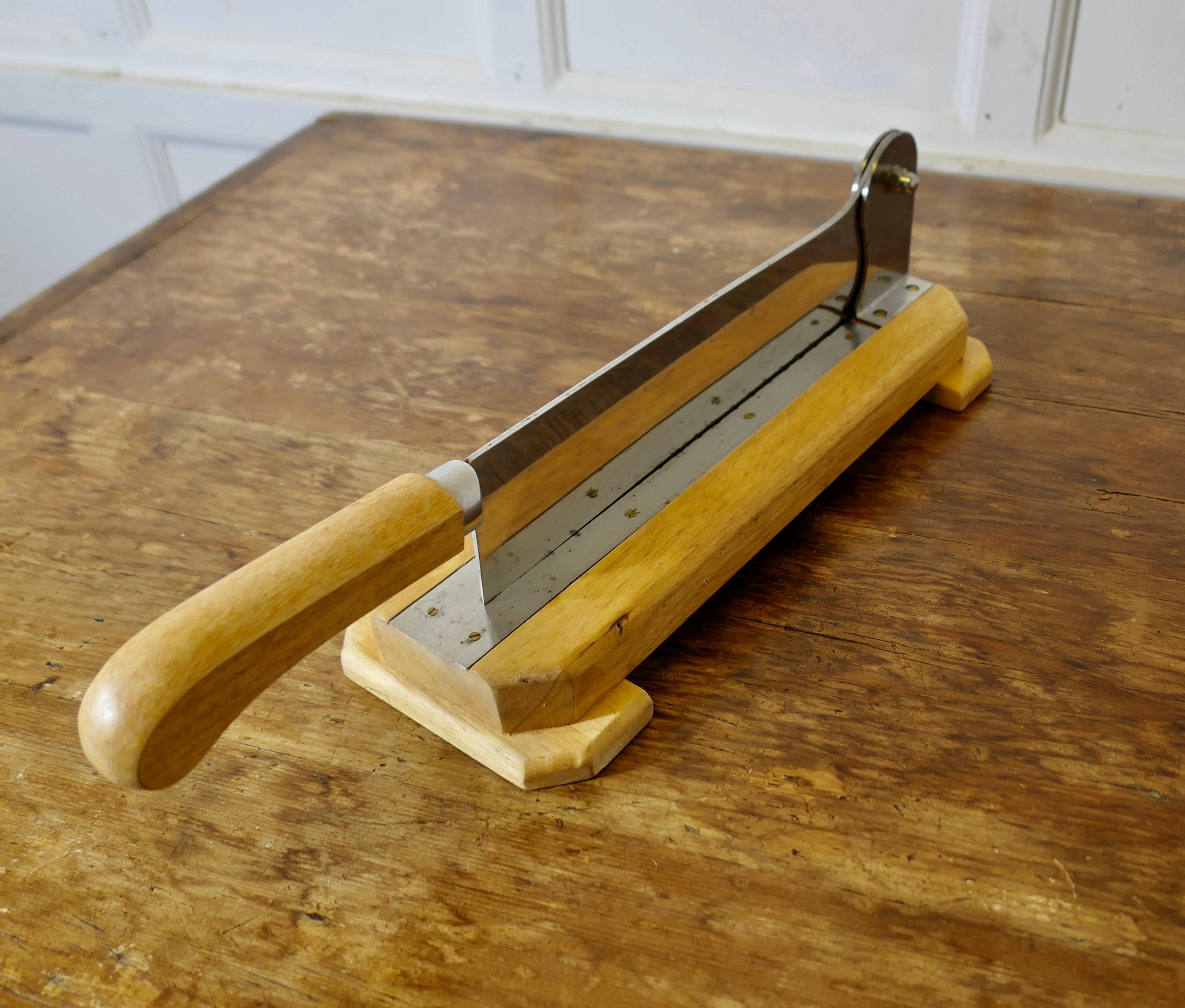 Französischer Brotschneider, Schieber, Guillotine    Französisches Brot und Baguette-Guillotine (Moderne der Mitte des Jahrhunderts) im Angebot