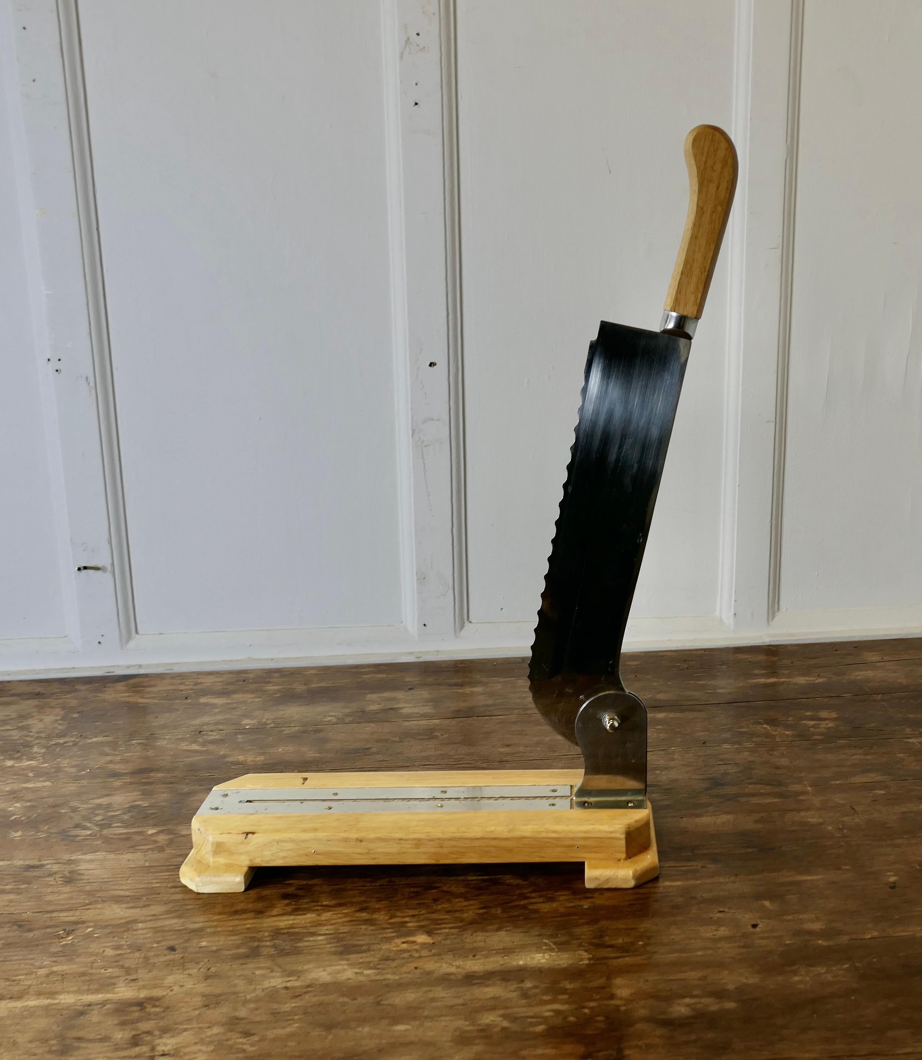 Französischer Brotschneider, Schieber, Guillotine    Französisches Brot und Baguette-Guillotine (Mitte des 20. Jahrhunderts) im Angebot