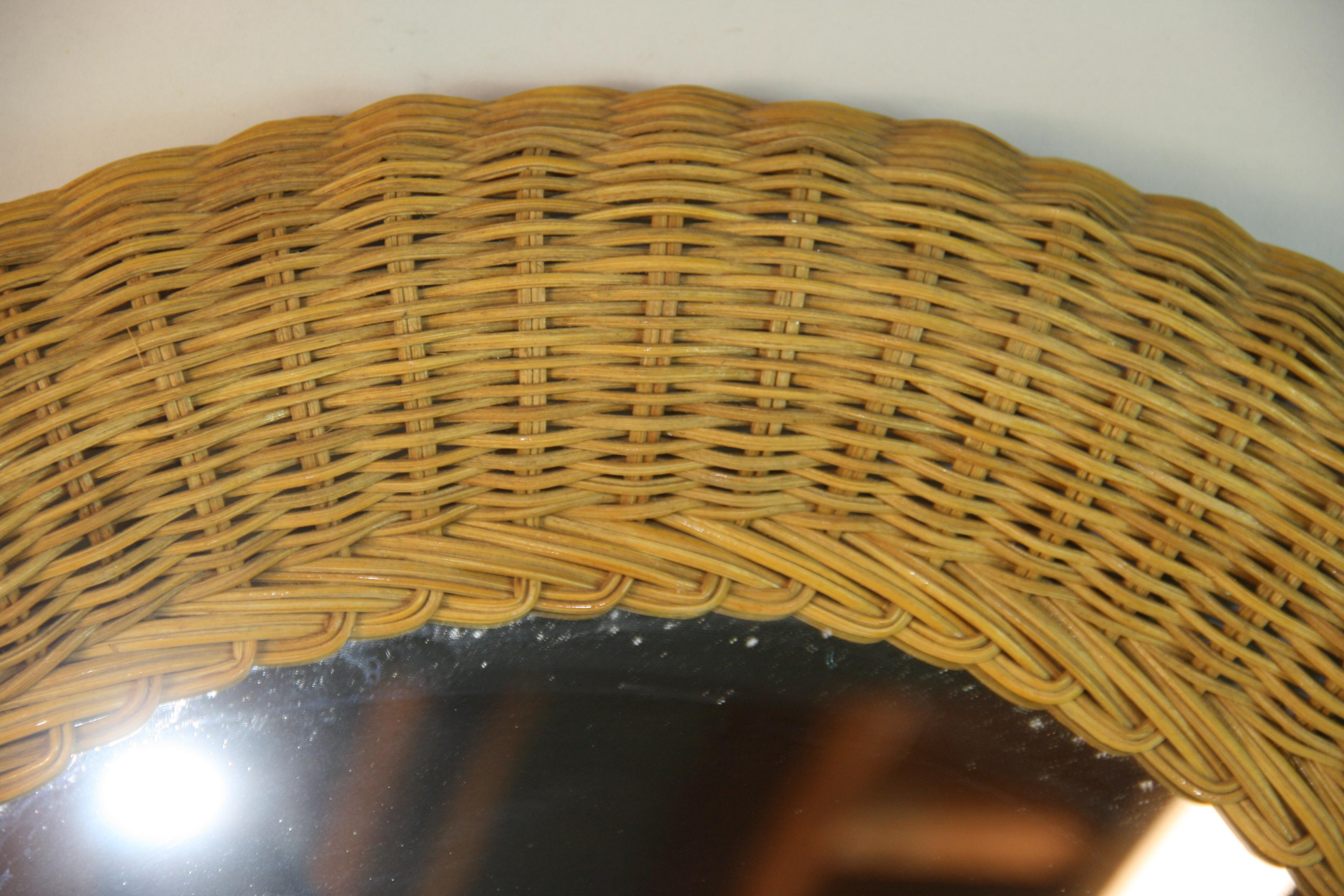 French Breaded Round Wicker Mirror In Good Condition For Sale In Douglas Manor, NY