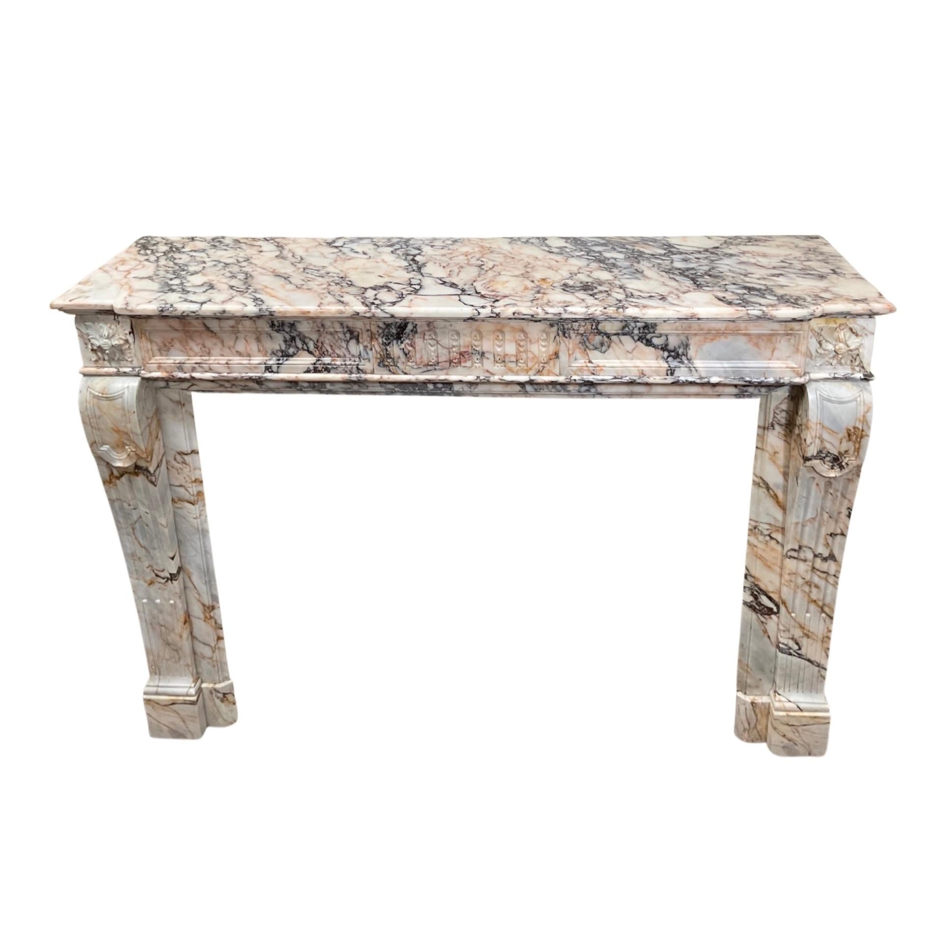 This French Marble Mantel from the 1870s is crafted from Breche marble, giving it an elegant Louis XVI style. Ideal for adding a timeless and sophisticated atmosphere to your home.