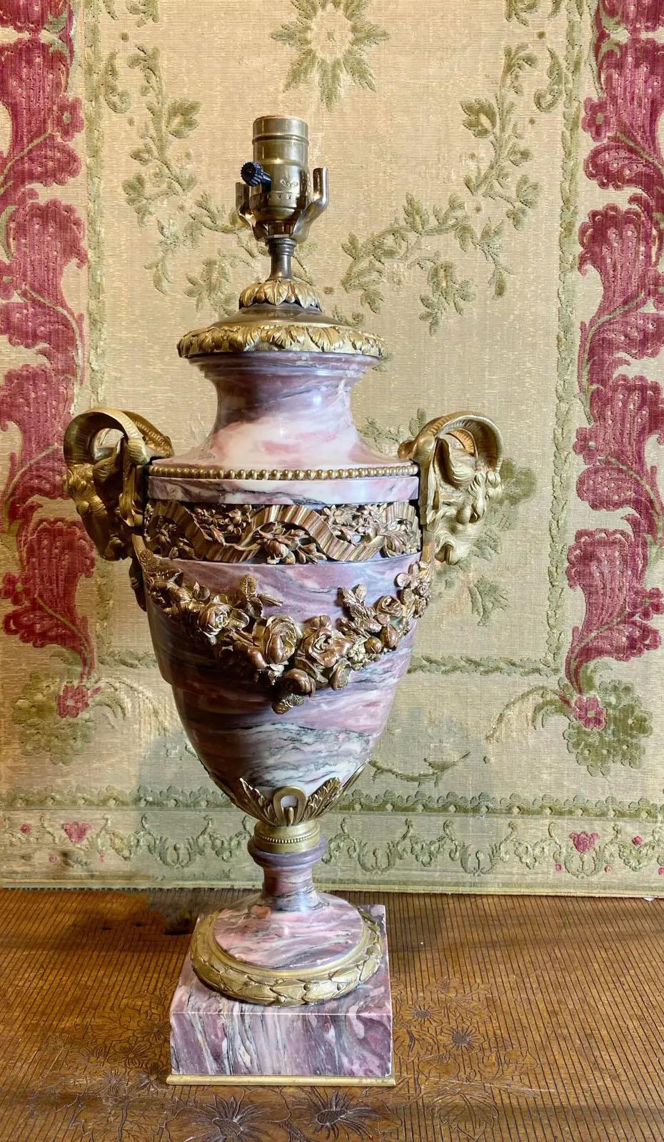 Lampe urne en marbre brèche violette avec tête de bélier et guirlandes dorées en vente 4