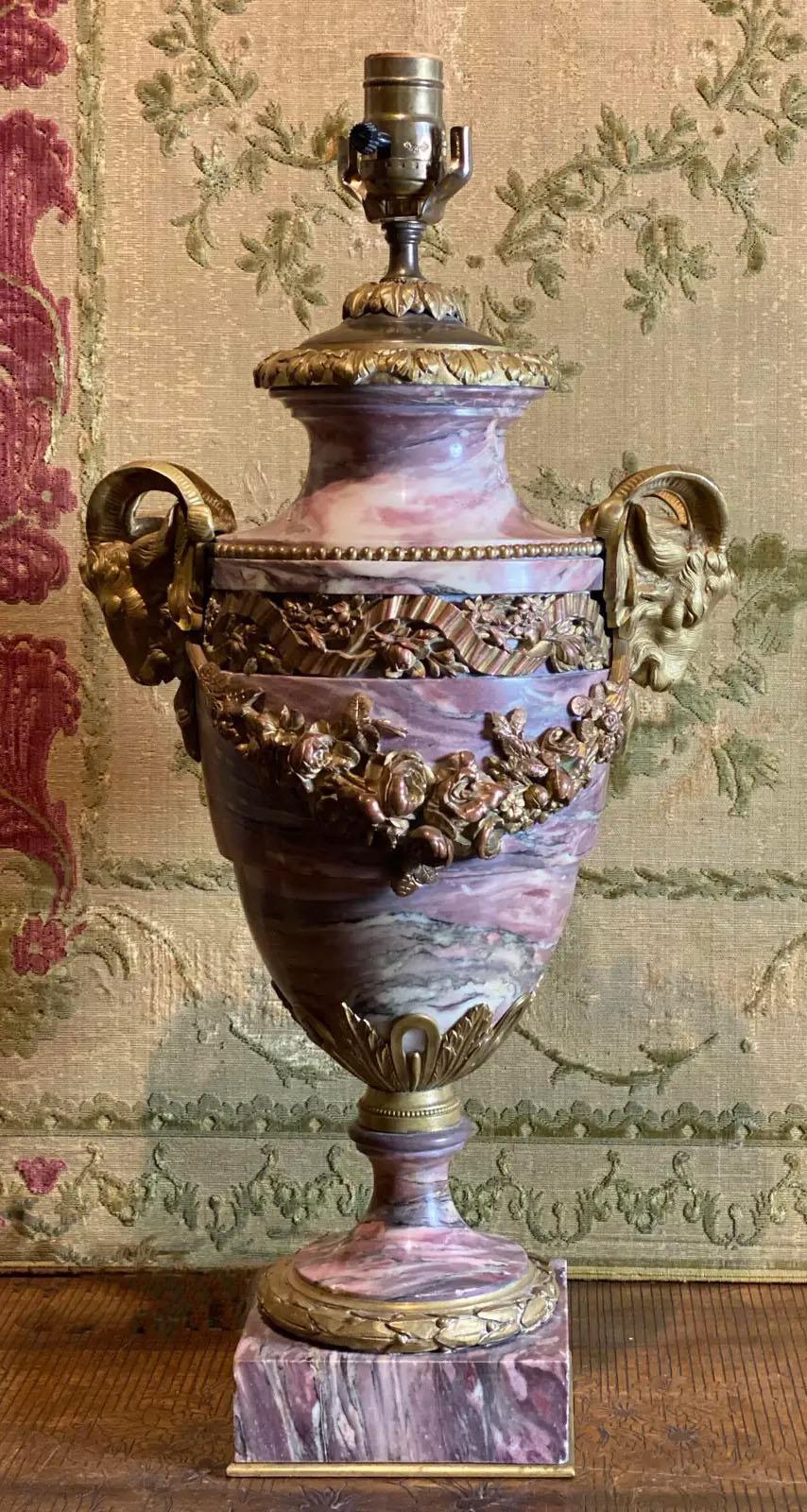 Lampe urne française avec tête de bélier dorée et marbre brèche violette. Vers 1870.