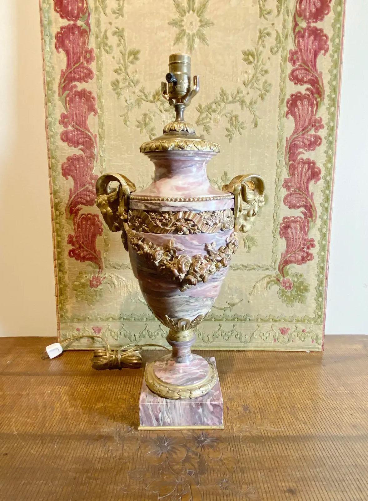 Français Lampe urne en marbre brèche violette avec tête de bélier et guirlandes dorées en vente