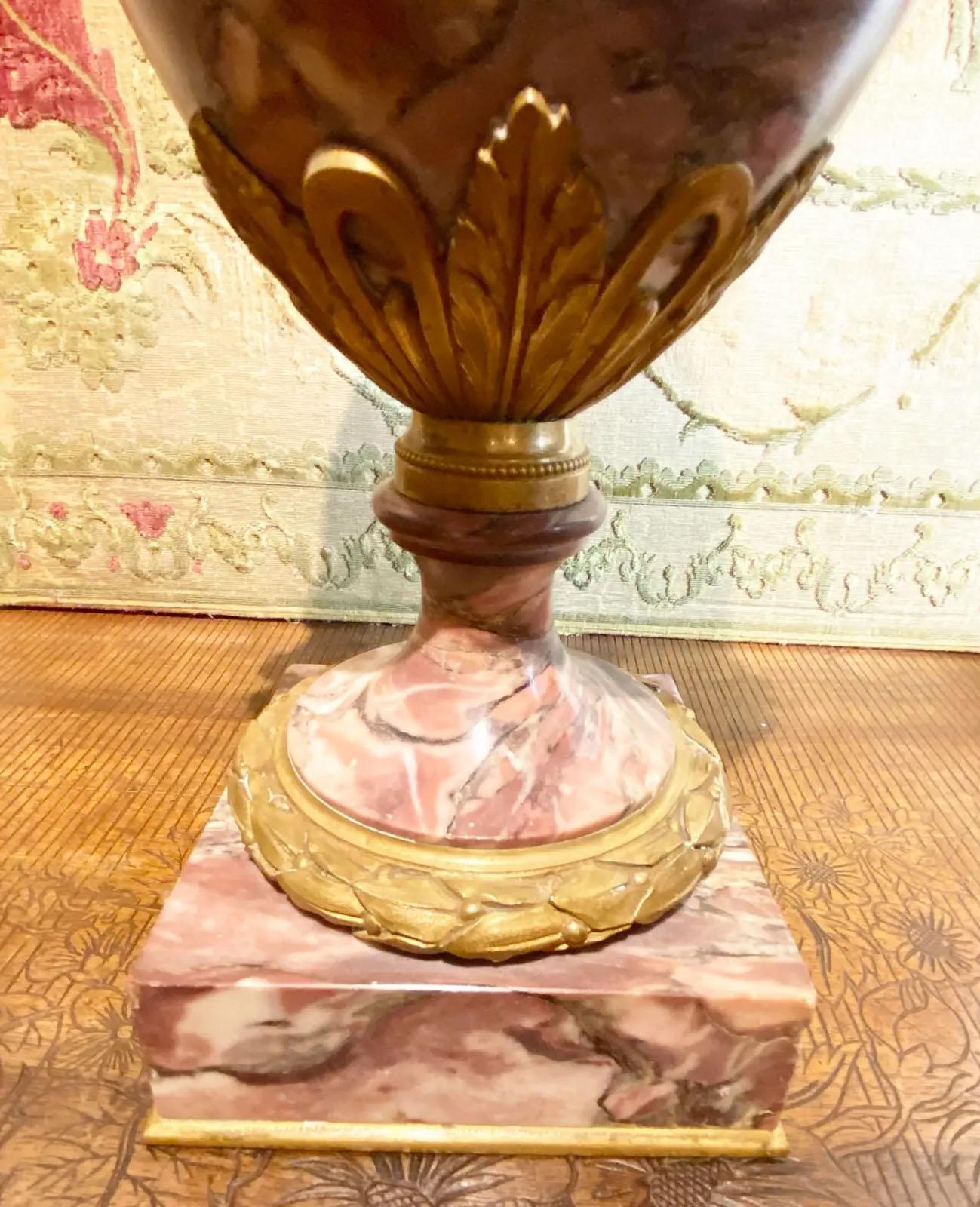 Fin du XIXe siècle Lampe urne en marbre brèche violette avec tête de bélier et guirlandes dorées en vente