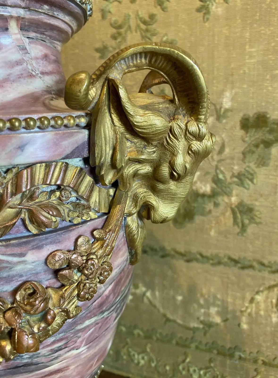 Bronze Lampe urne en marbre brèche violette avec tête de bélier et guirlandes dorées en vente