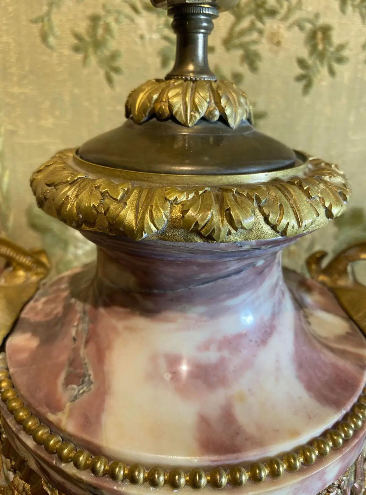 Lampe urne en marbre brèche violette avec tête de bélier et guirlandes dorées en vente 1
