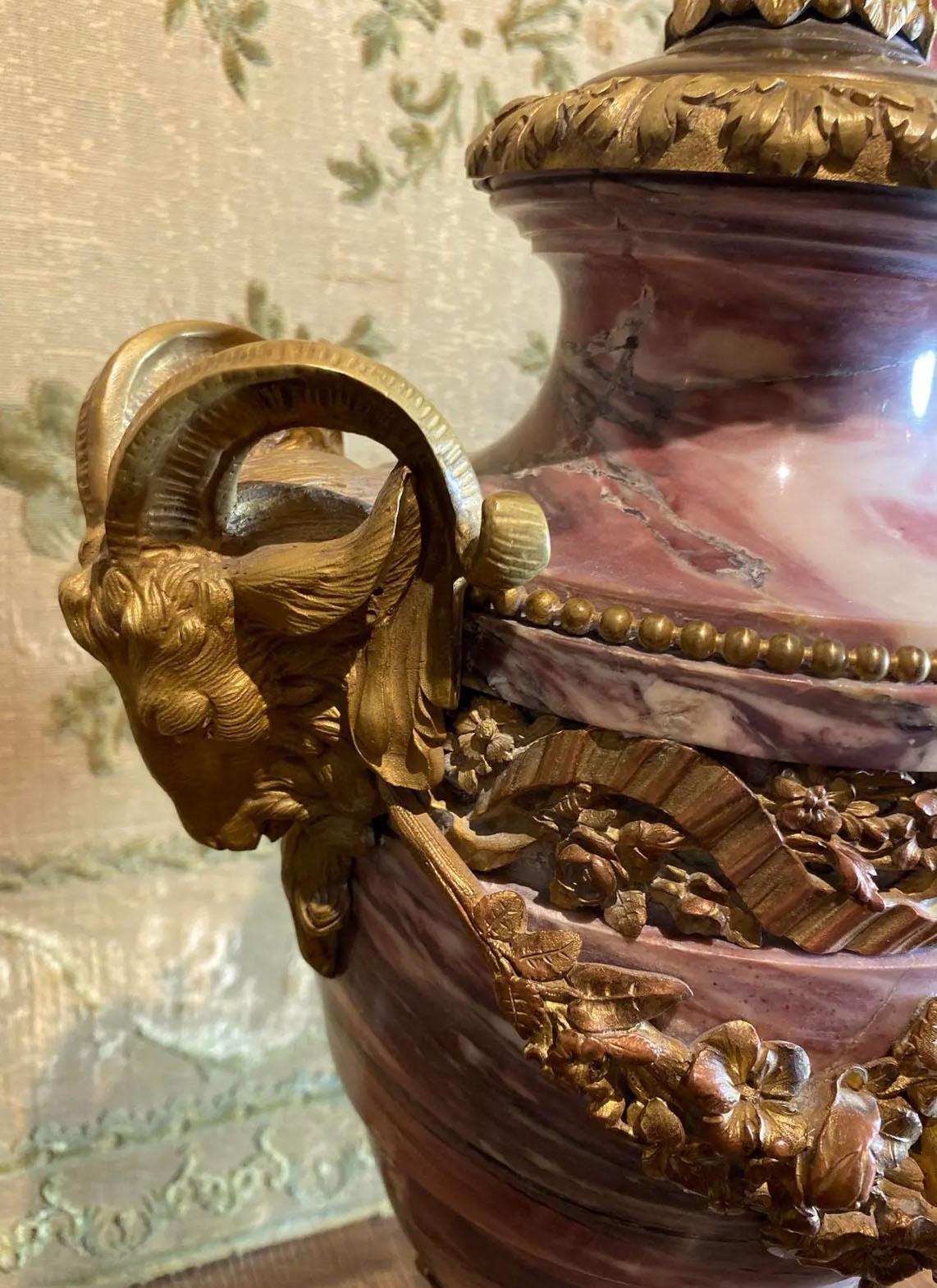 Lampe urne en marbre brèche violette avec tête de bélier et guirlandes dorées en vente 2