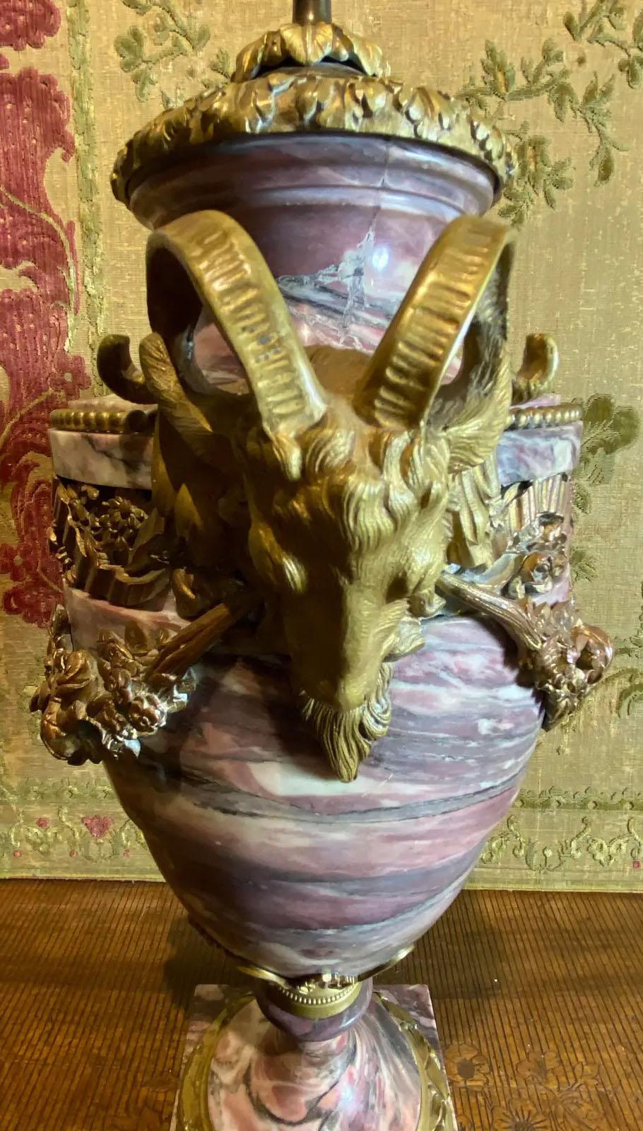 Lampe urne en marbre brèche violette avec tête de bélier et guirlandes dorées en vente 3