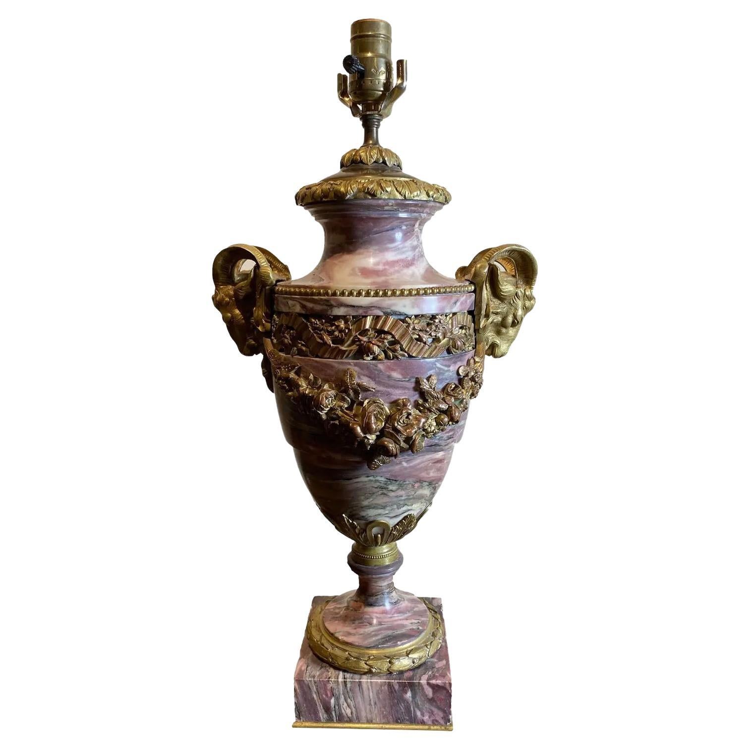 Lampe urne en marbre brèche violette avec tête de bélier et guirlandes dorées en vente