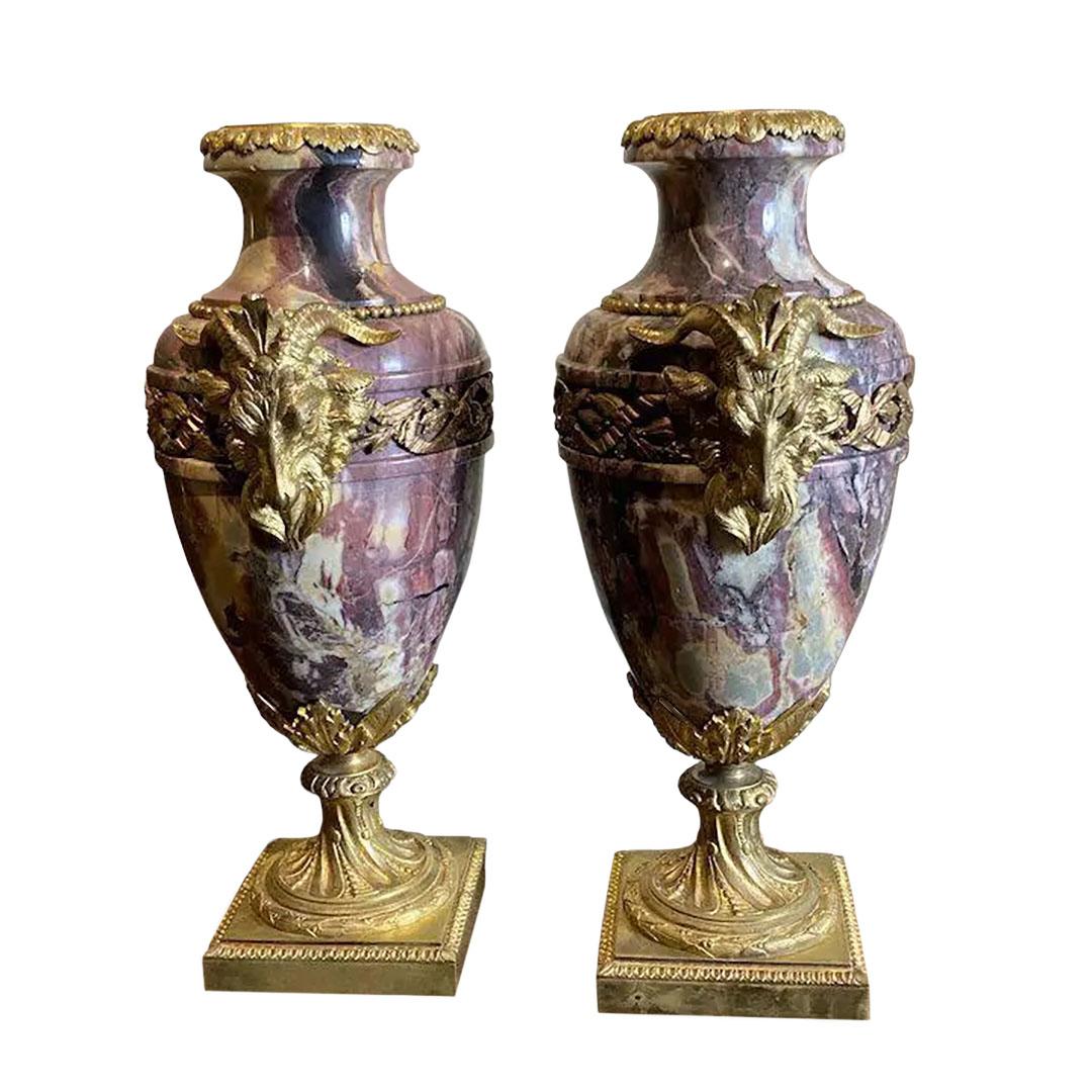 Französische Urnen aus violettem Breche-Marmor mit vergoldeten Widderköpfen und Sträuchern im Zustand „Gut“ im Angebot in Dallas, TX