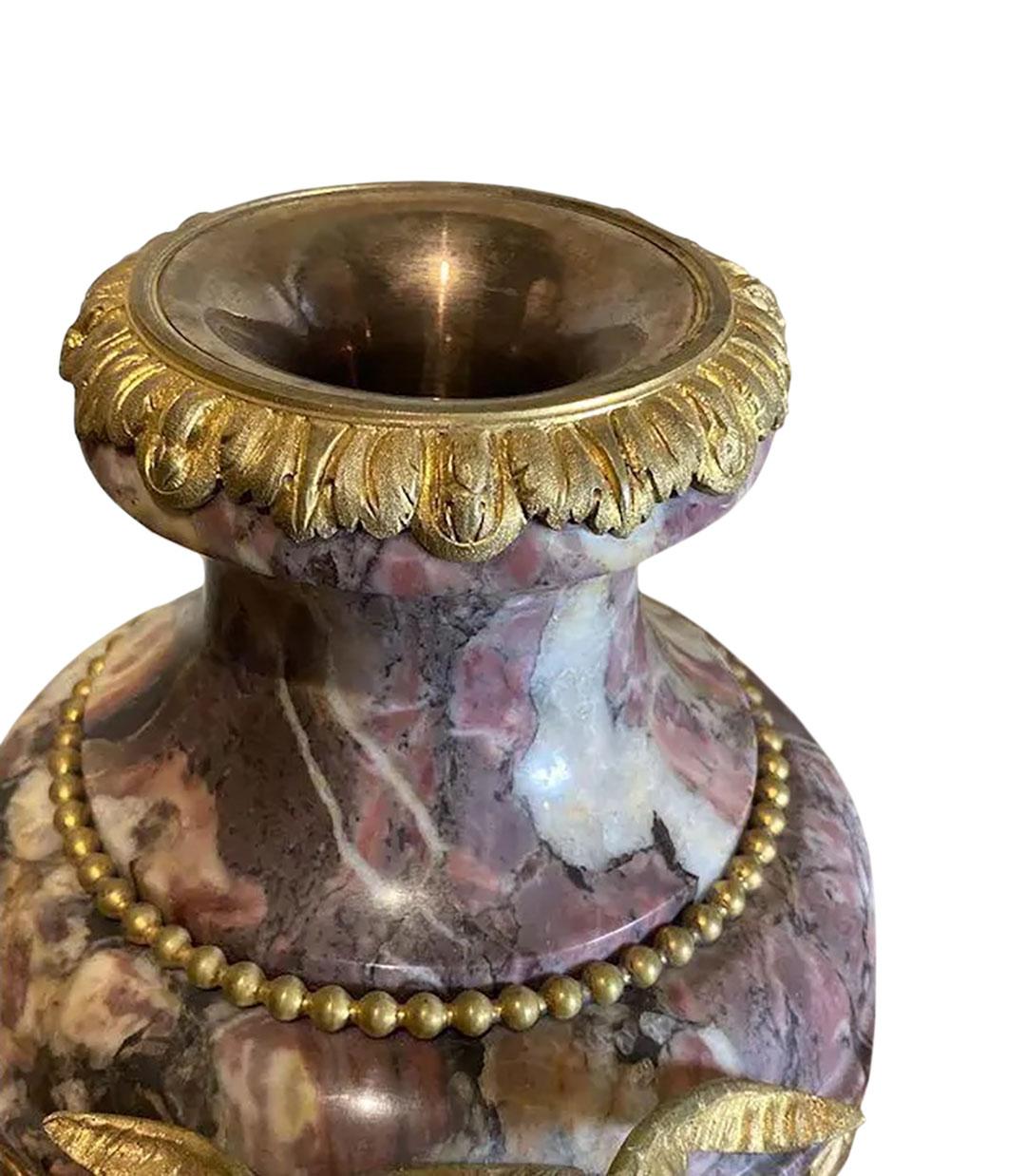 Bronze Urnes françaises en marbre brèche violette avec têtes de béliers et guirlandes dorées en vente
