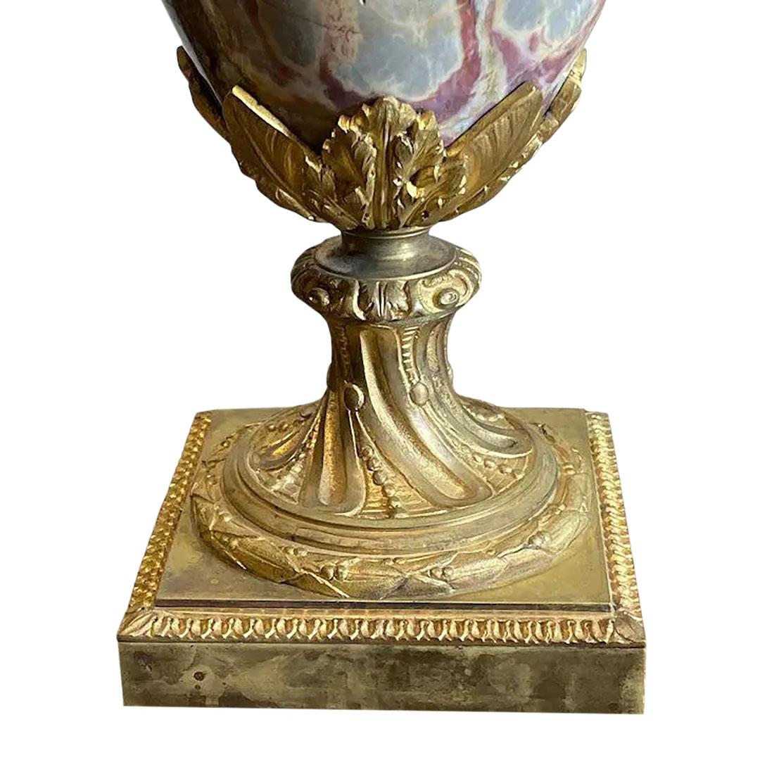 Urnes françaises en marbre brèche violette avec têtes de béliers et guirlandes dorées en vente 1