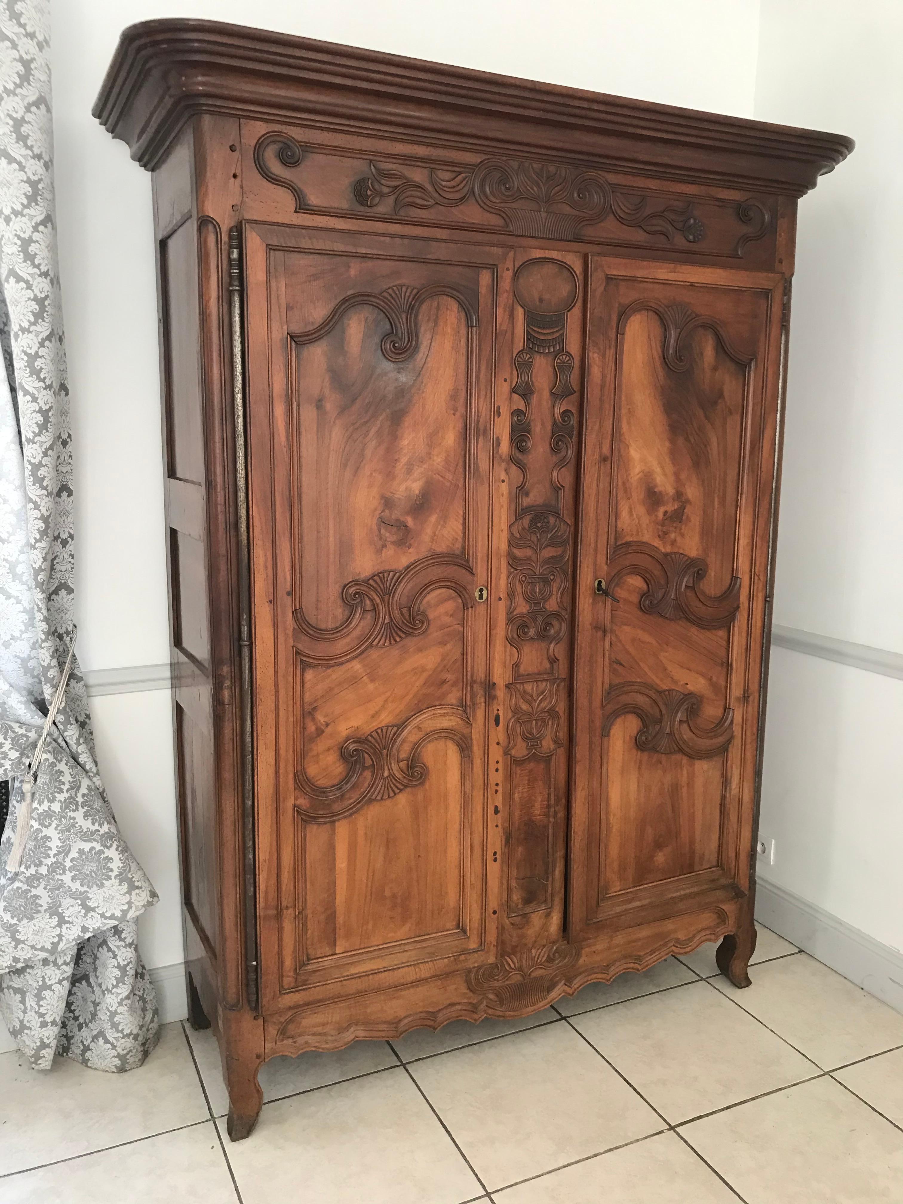 Charming Bresse cabinet from the 18th century. It is made of various fruit woods. It opens in front of two doors whose panels are carved of curves and counter-curves.The overflowing cornice is flat and molded. There are very beautiful decorations of