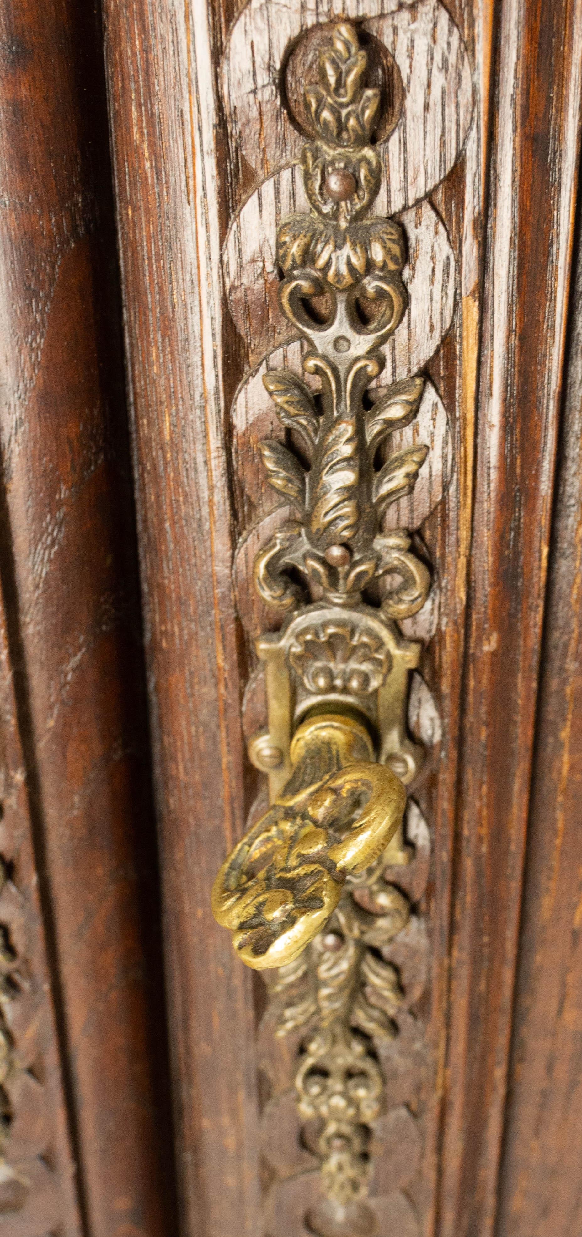 French Brittany Dressoir Buffet Chesnut Cabinet with Blazons, Late 19th Century For Sale 9