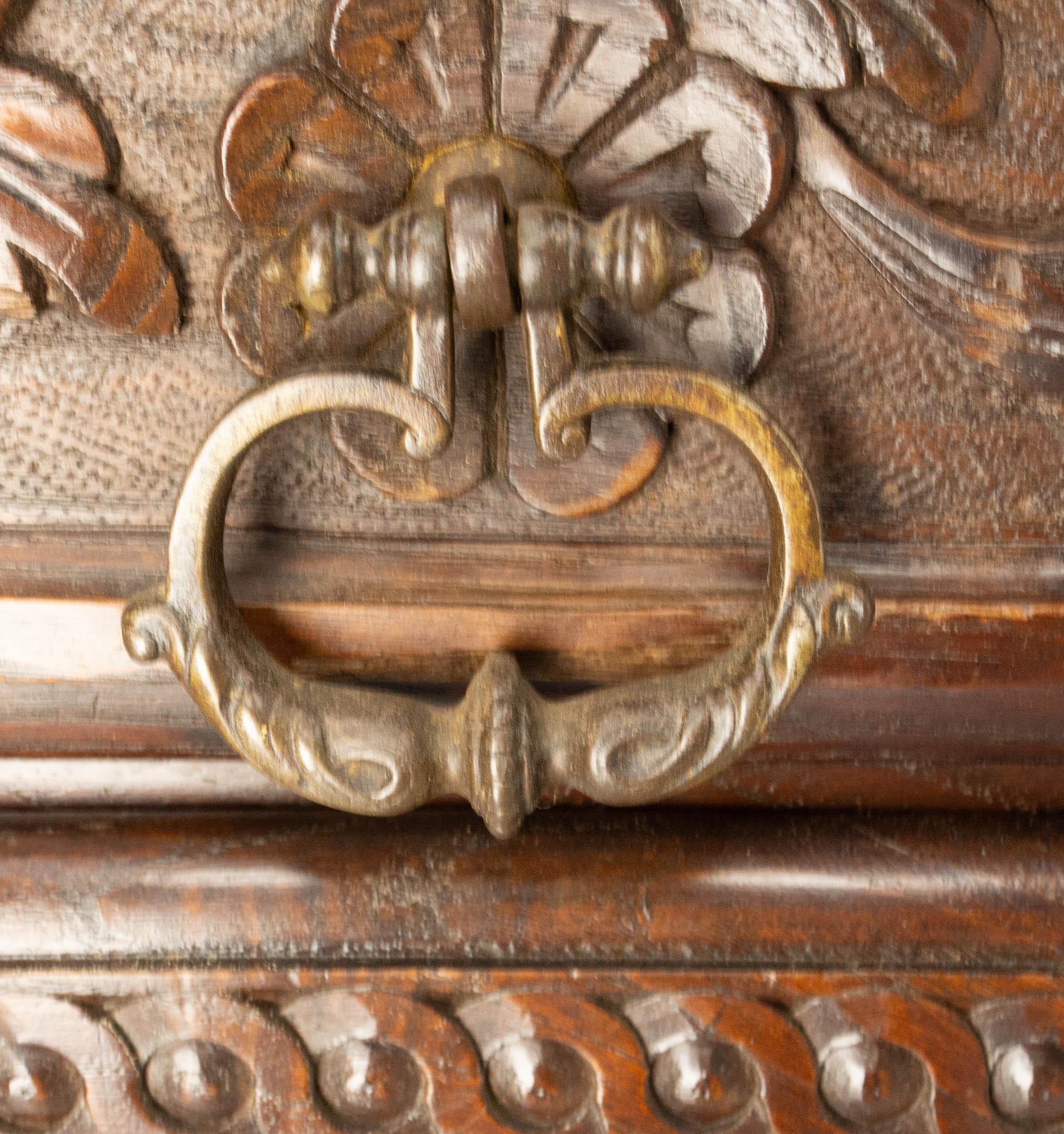 French Brittany Dressoir Buffet Chesnut Cabinet with Blazons, Late 19th Century For Sale 12
