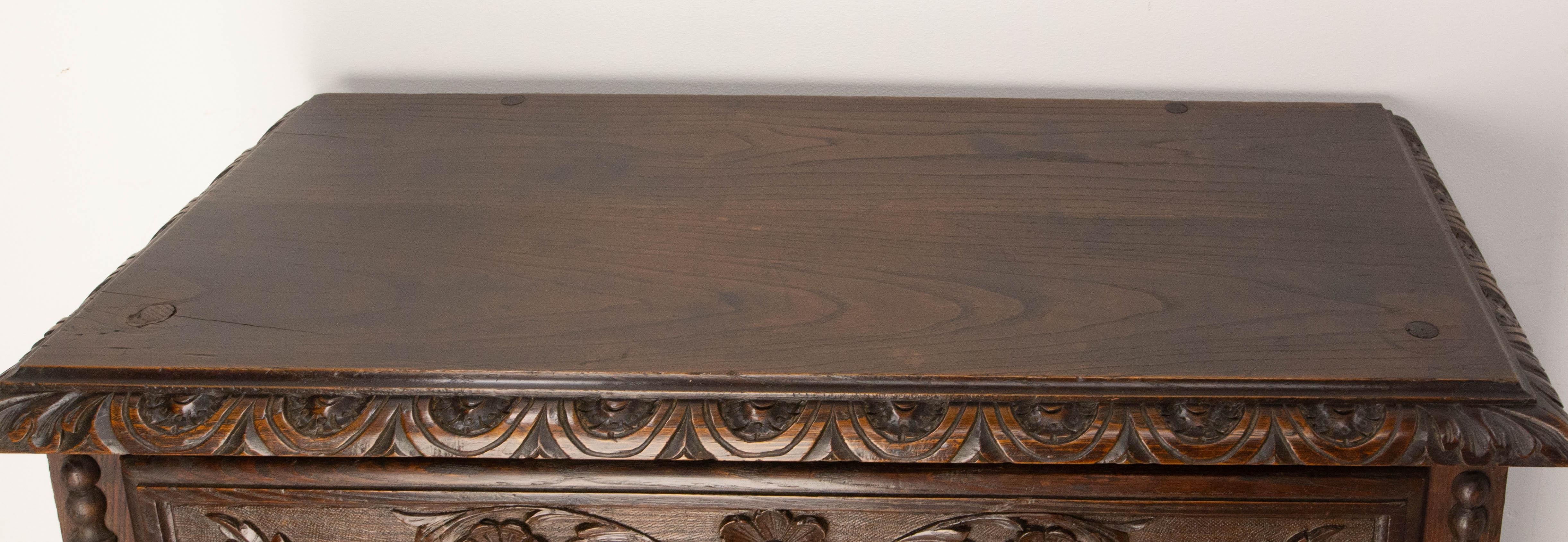 French Brittany Dressoir Buffet Chesnut Cabinet with Blazons, Late 19th Century For Sale 13